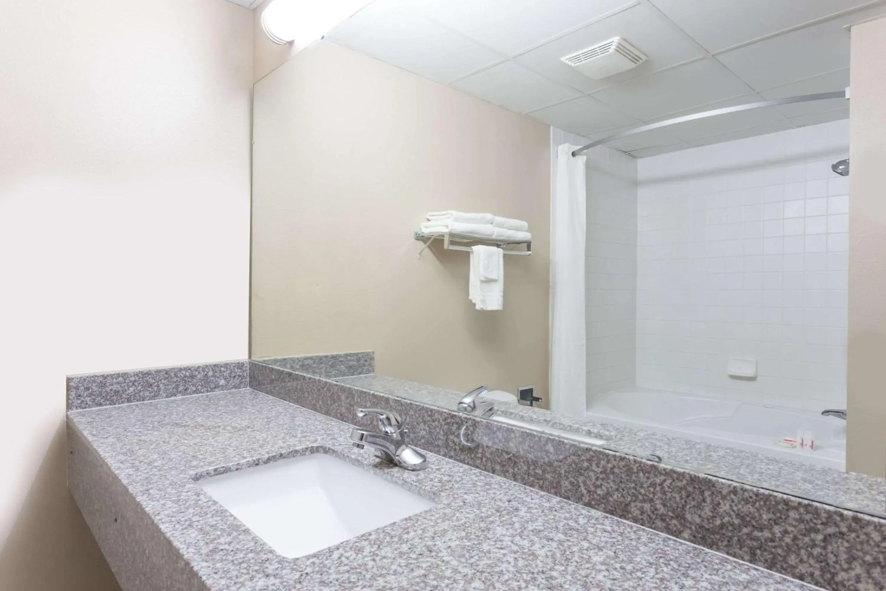 King Room - Non-Smoking in Super 8 by Wyndham Indianola King Room - Non-Smoking in Super 8 by Wyndham Indianola