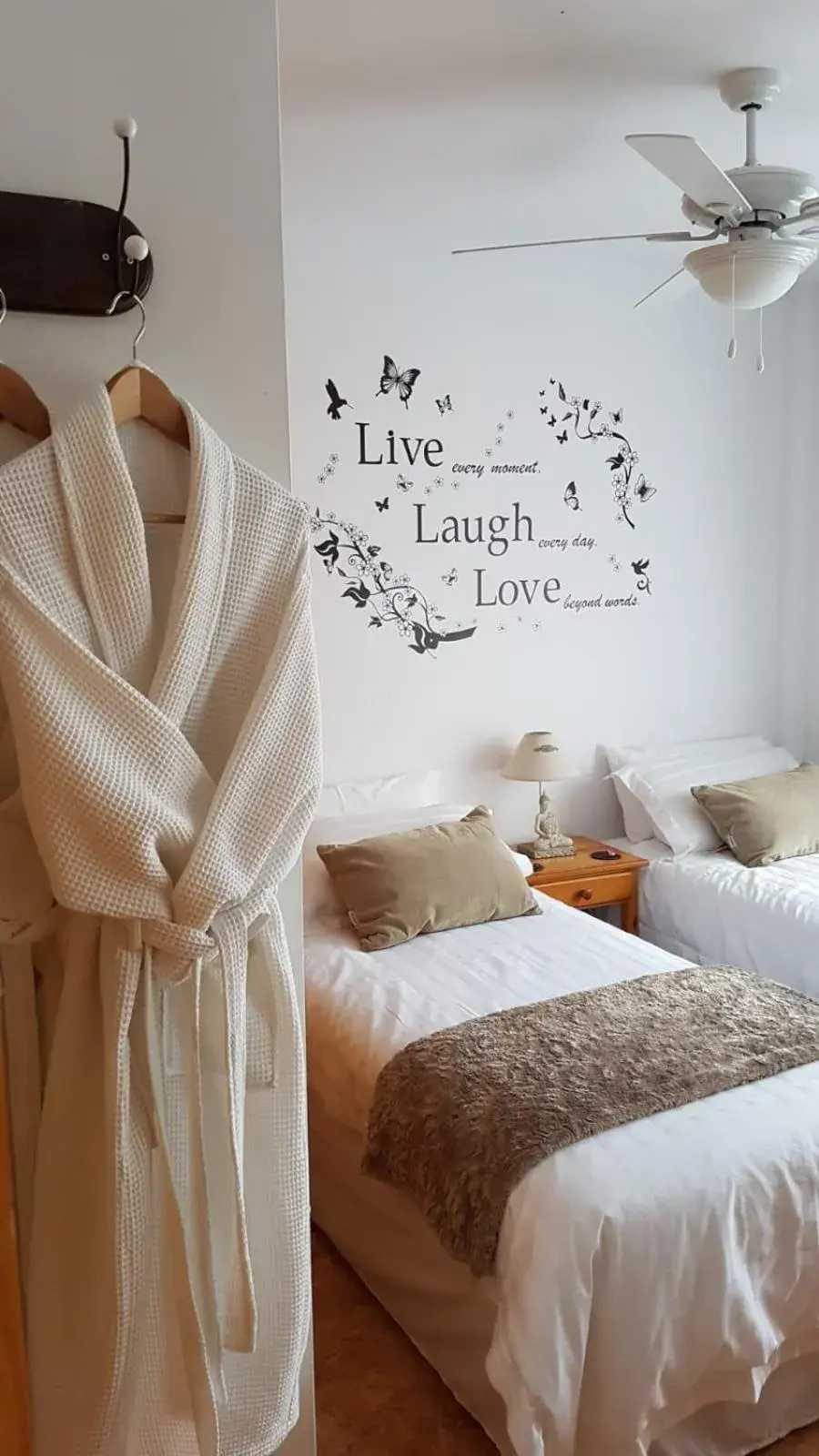 Deluxe Twin Room with Balcony and Sea View in Casa Mariposa Guesthouse Deluxe Twin Room with Balcony and Sea View in Casa Mariposa Guesthouse