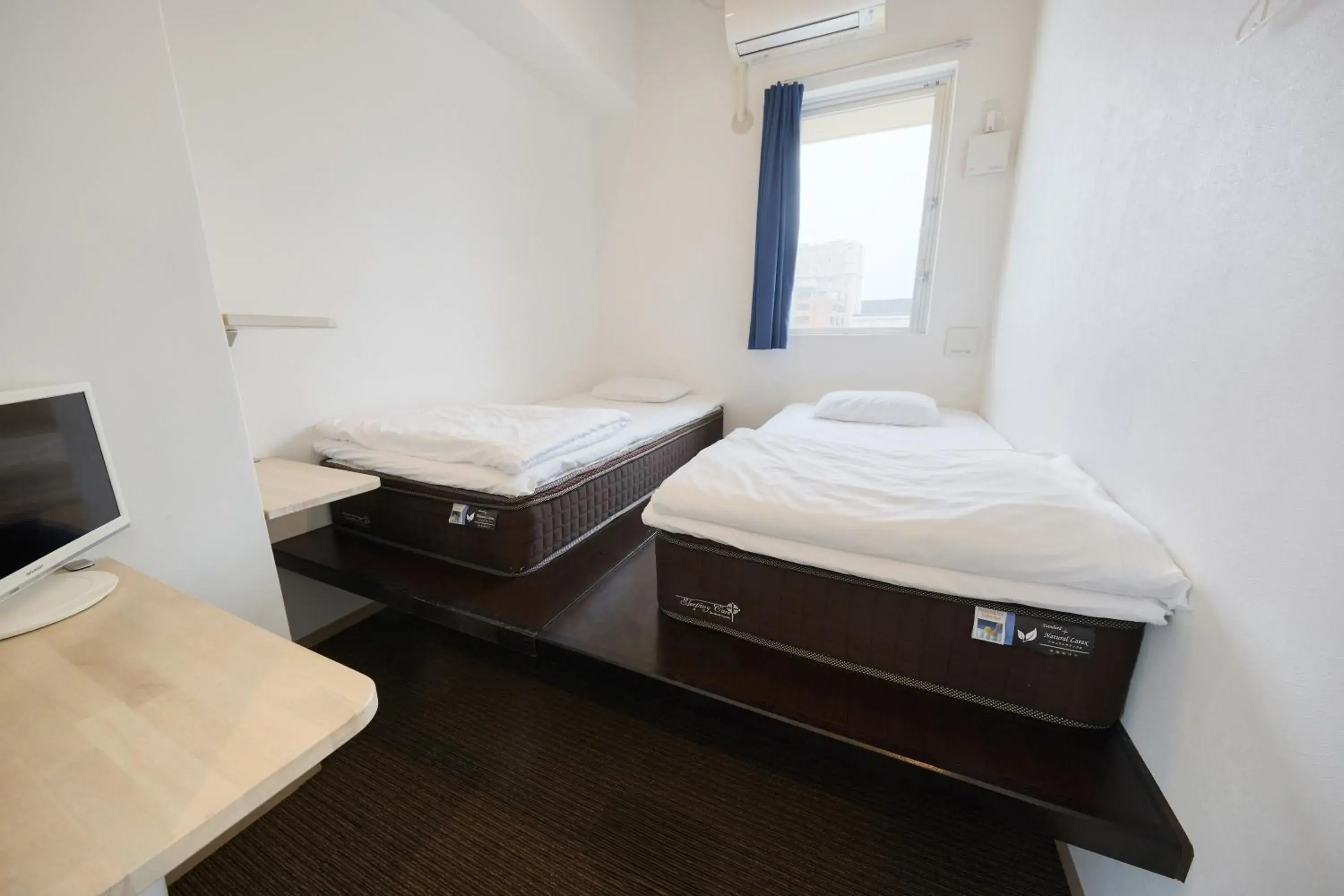 Twin Room with Shared Shower and Toilet in Chura Cabin Kokusai-Dori Twin Room with Shared Shower and Toilet in Chura Cabin Kokusai-Dori