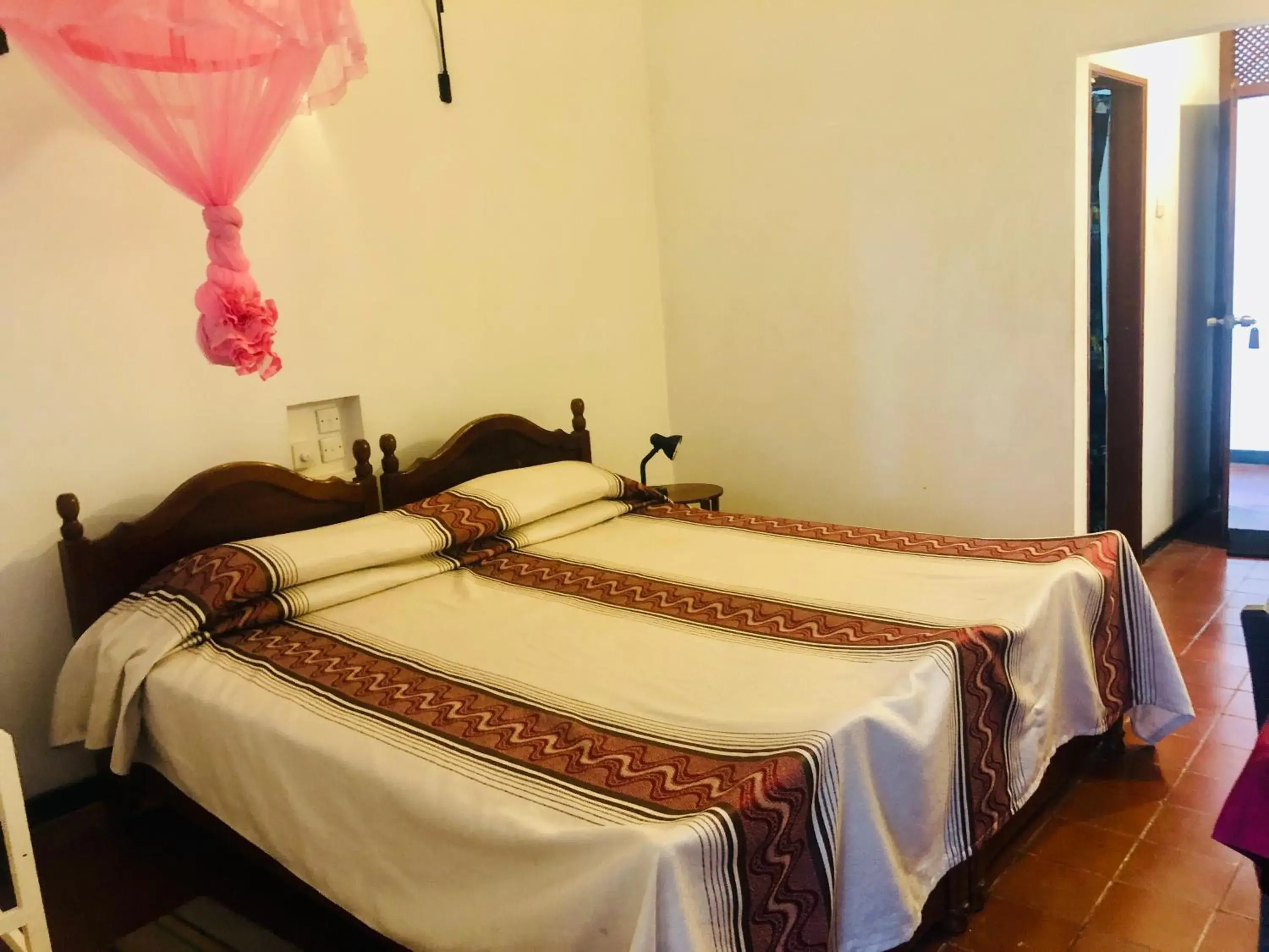 Standard Double Room WITHOUT AIR CONDITIONING - single occupancy in Hotel Hemadan Standard Double Room WITHOUT AIR CONDITIONING - single occupancy in Hotel Hemadan