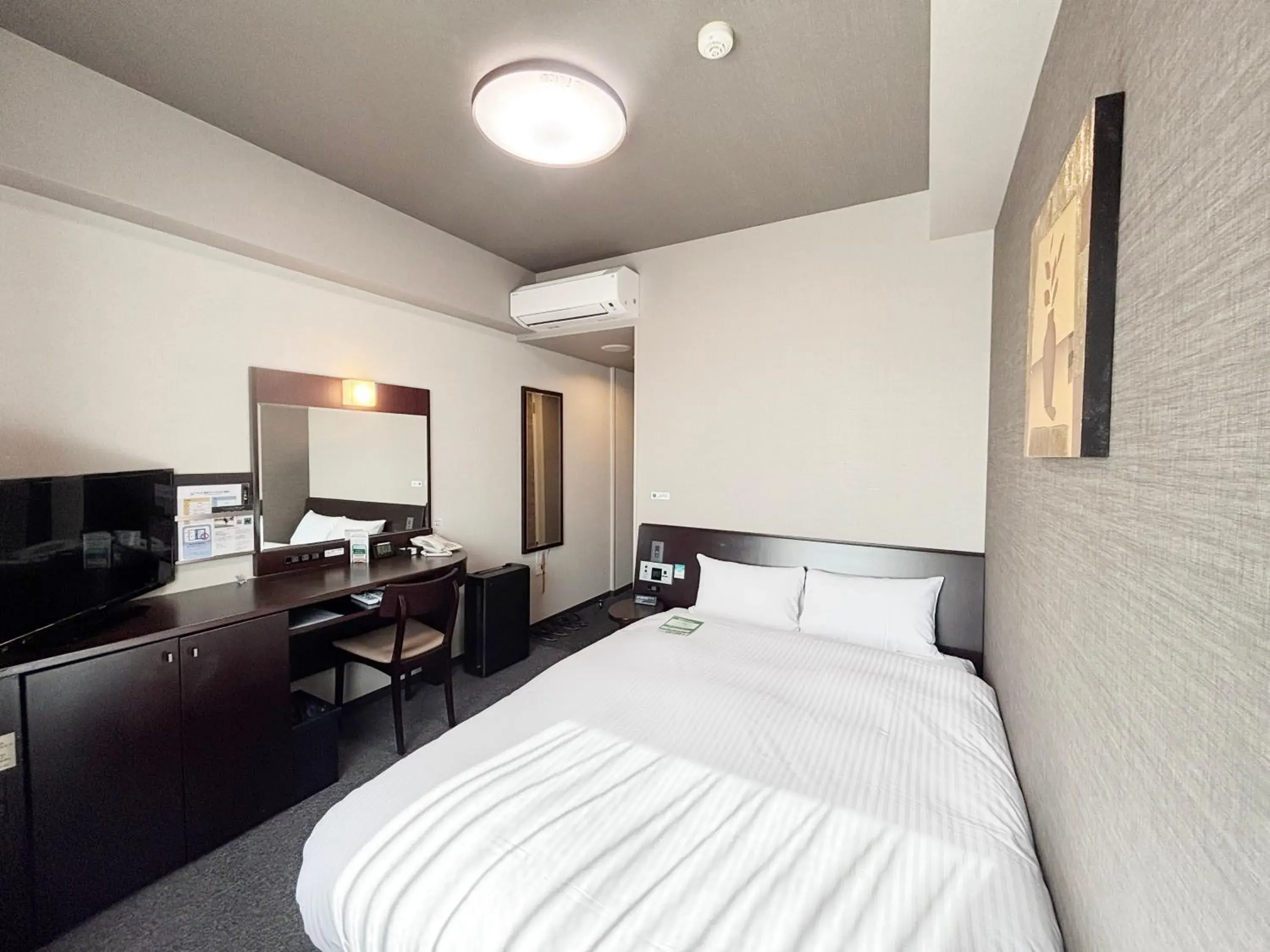 Double Room with Small Double Bed - single occupancy - Non-Smoking in Hotel Route-Inn Iyo-Saijo Double Room with Small Double Bed - single occupancy - Non-Smoking in Hotel Route-Inn Iyo-Saijo