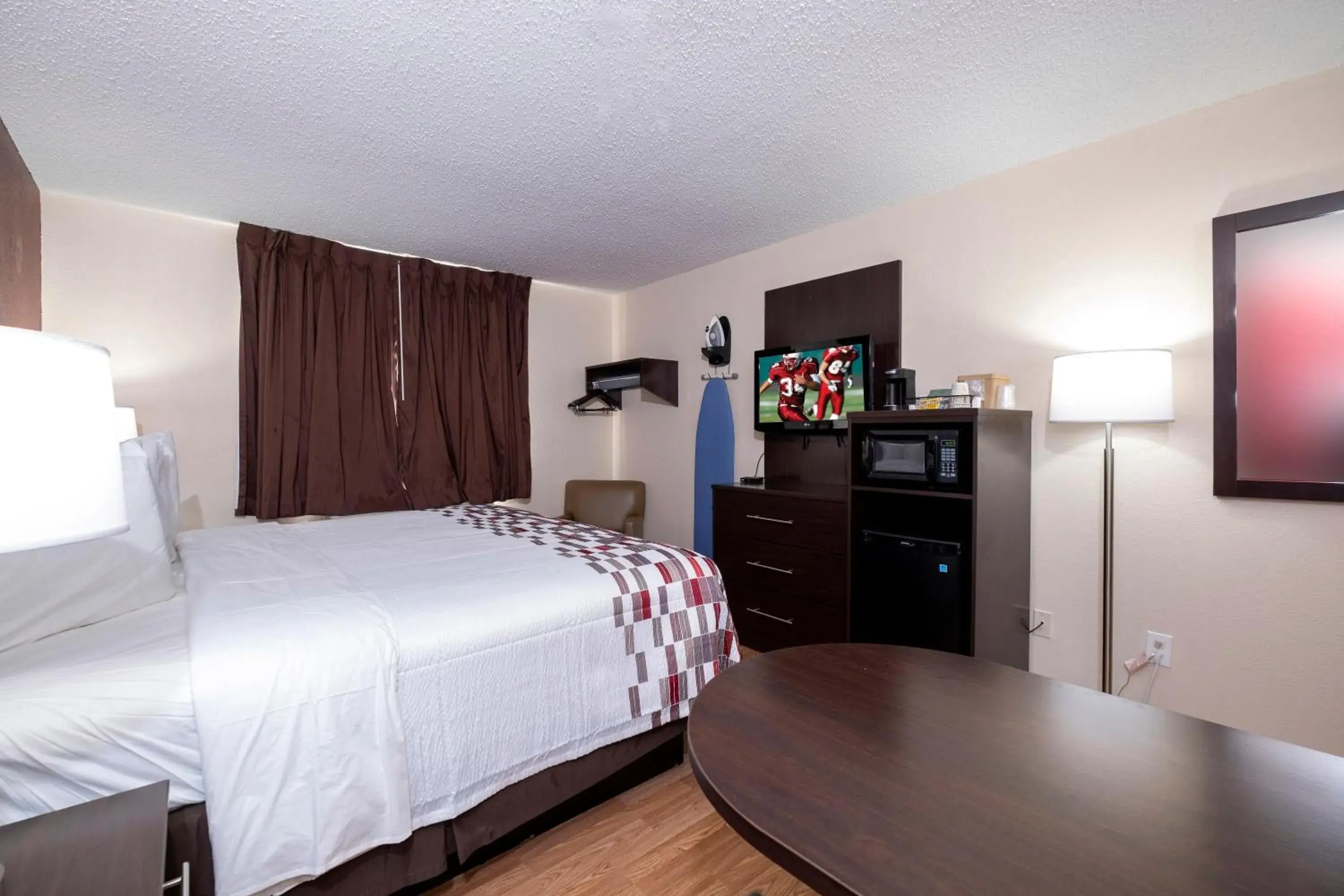 Superior King Room Non-Smoking in Red Roof Inn Norfolk - Portsmouth Superior King Room Non-Smoking in Red Roof Inn Norfolk - Portsmouth