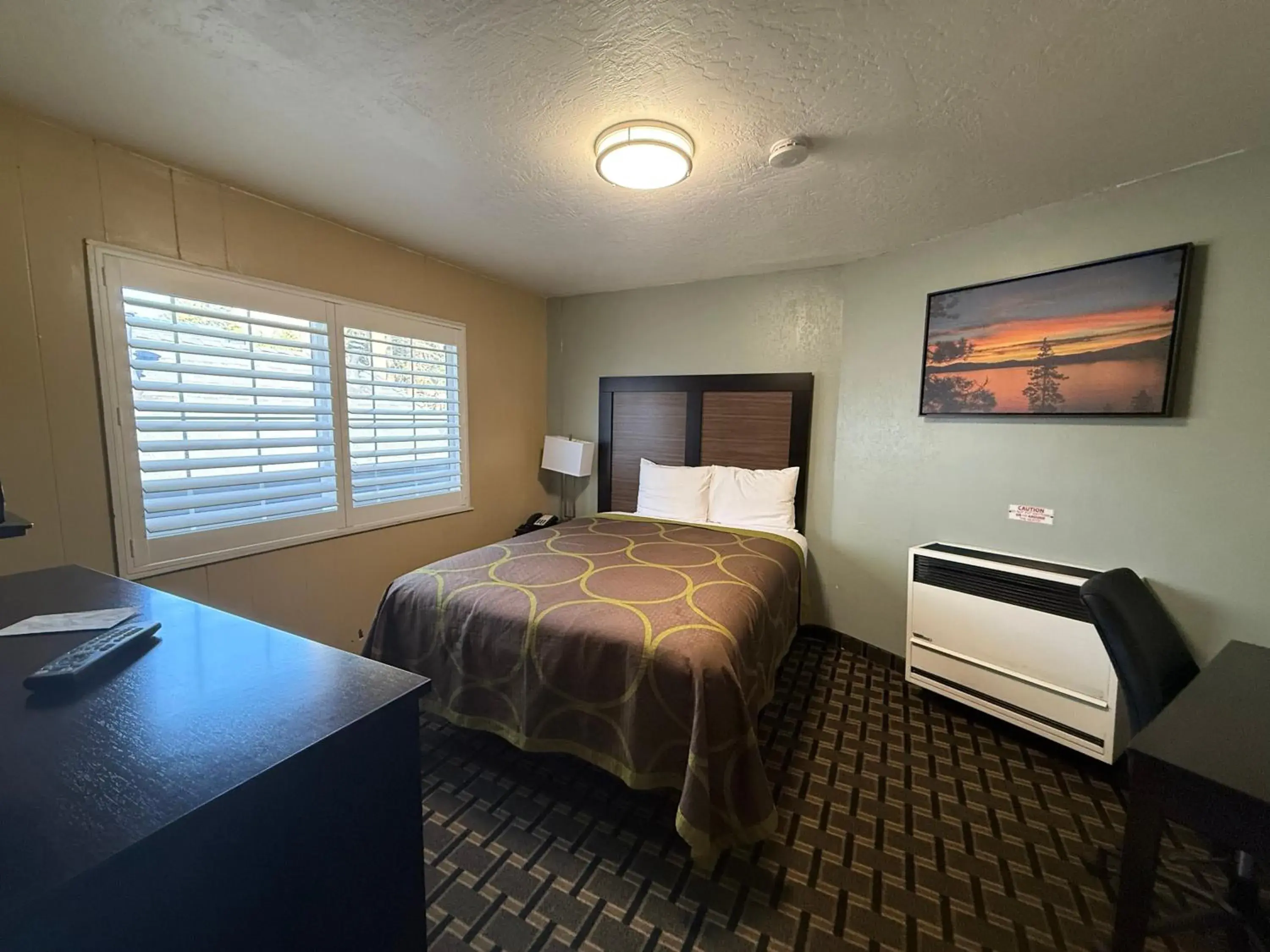 Queen Room in Tahoe Sands Inn Queen Room in Tahoe Sands Inn