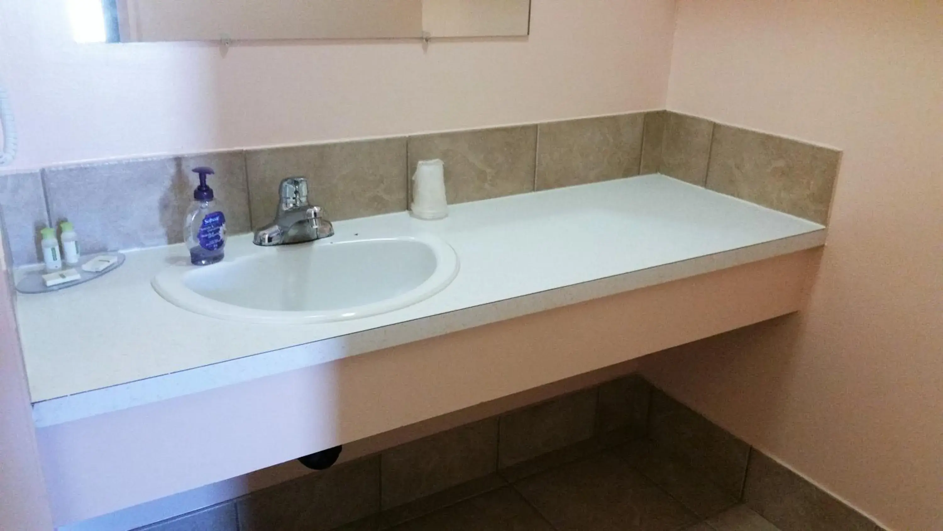 Queen Room in Viking Lamplighter Motel Queen Room in Viking Lamplighter Motel