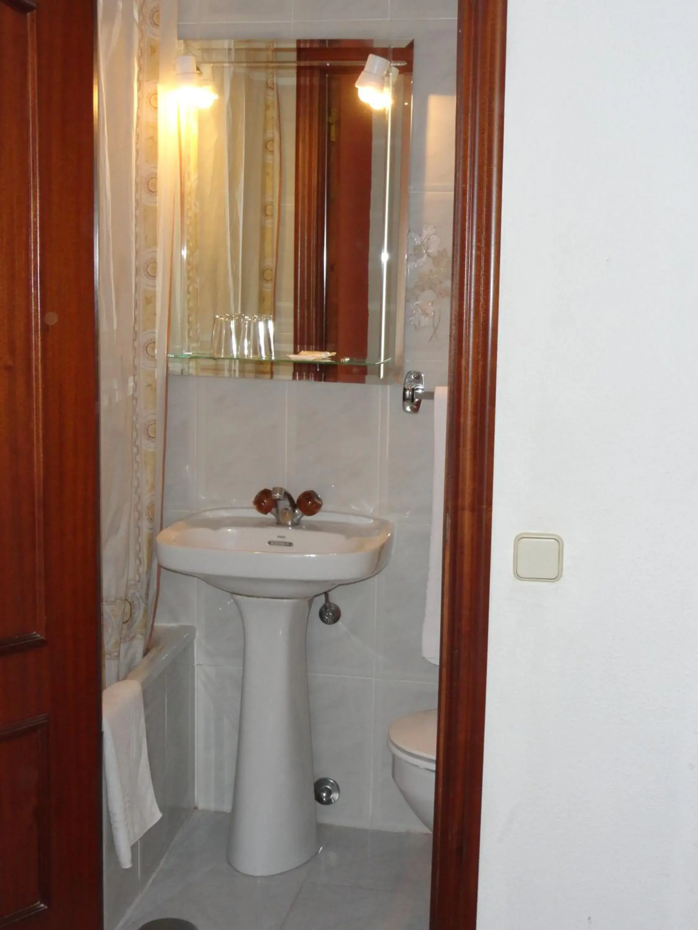 Double Room with extra bed and Private Bathroom in Fuencarral Kryse&Breogan Double Room with extra bed and Private Bathroom in Fuencarral Kryse&Breogan