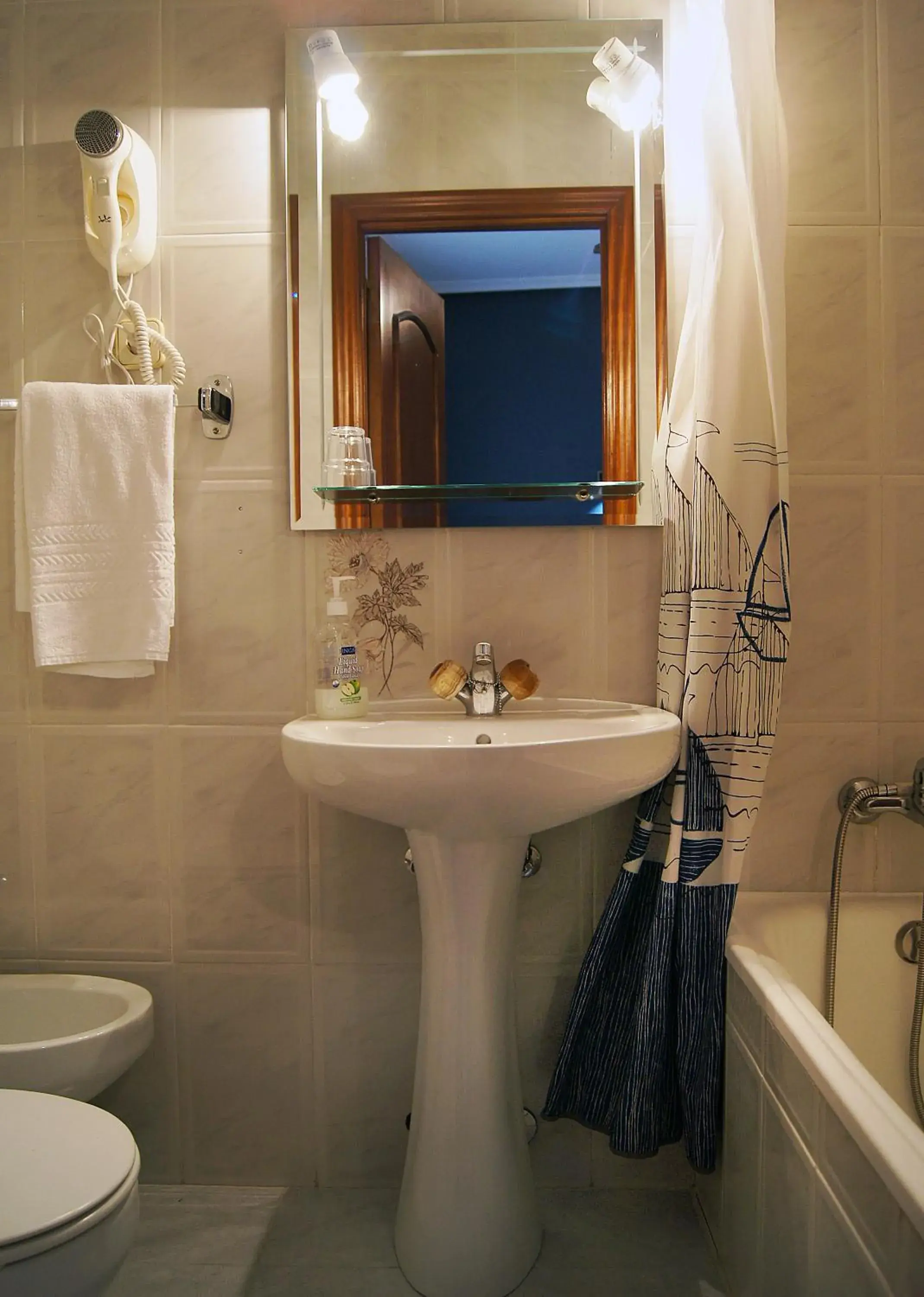 Double Room with Private Bathroom in Fuencarral Kryse&Breogan Double Room with Private Bathroom in Fuencarral Kryse&Breogan