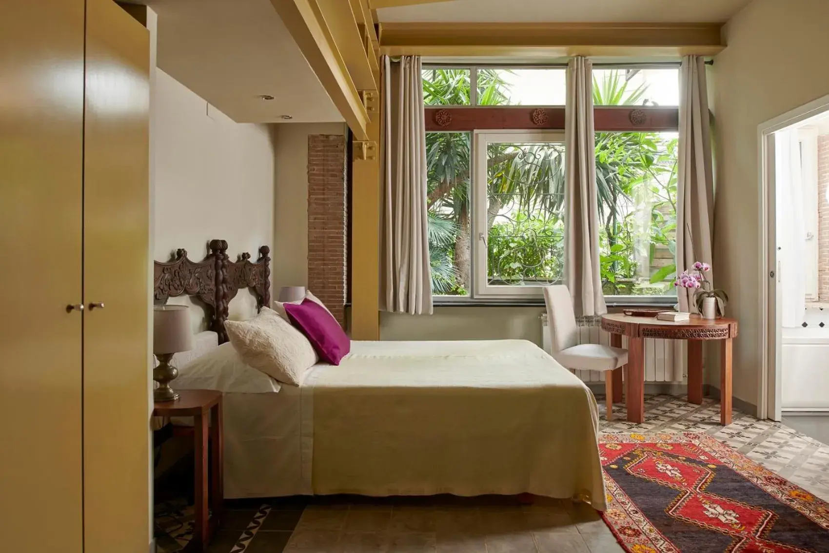 Queen Room with Garden View - single occupancy in Palm Gallery Hotel Queen Room with Garden View - single occupancy in Palm Gallery Hotel