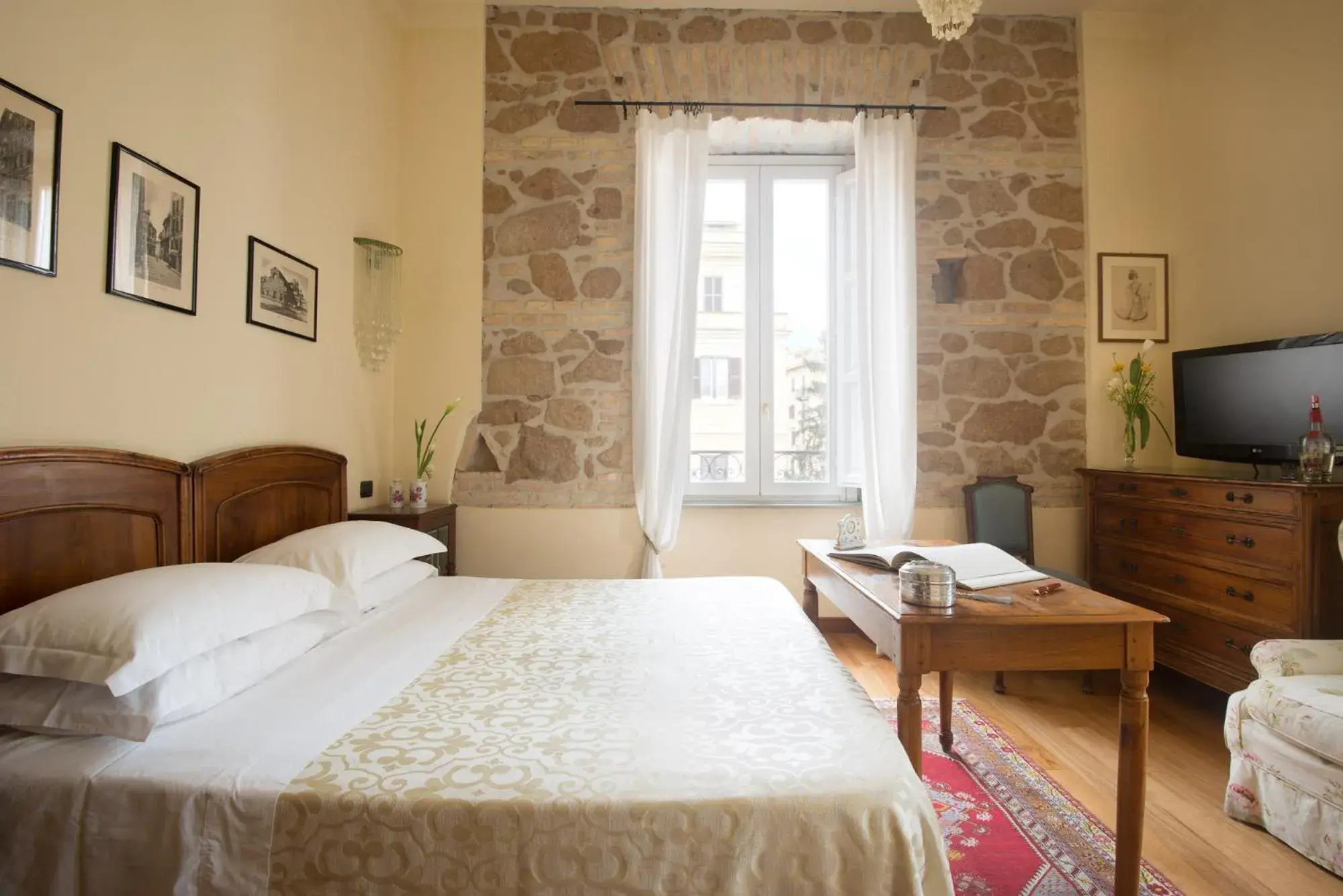 Deluxe King Room - single occupancy in Palm Gallery Hotel Deluxe King Room - single occupancy in Palm Gallery Hotel