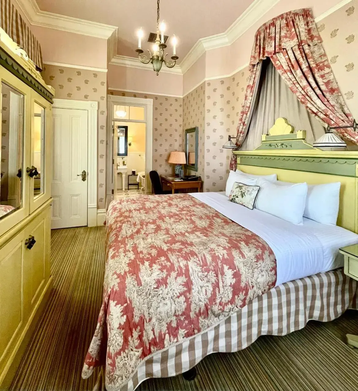 Deluxe King Room in Tallman Hotel Deluxe King Room in Tallman Hotel