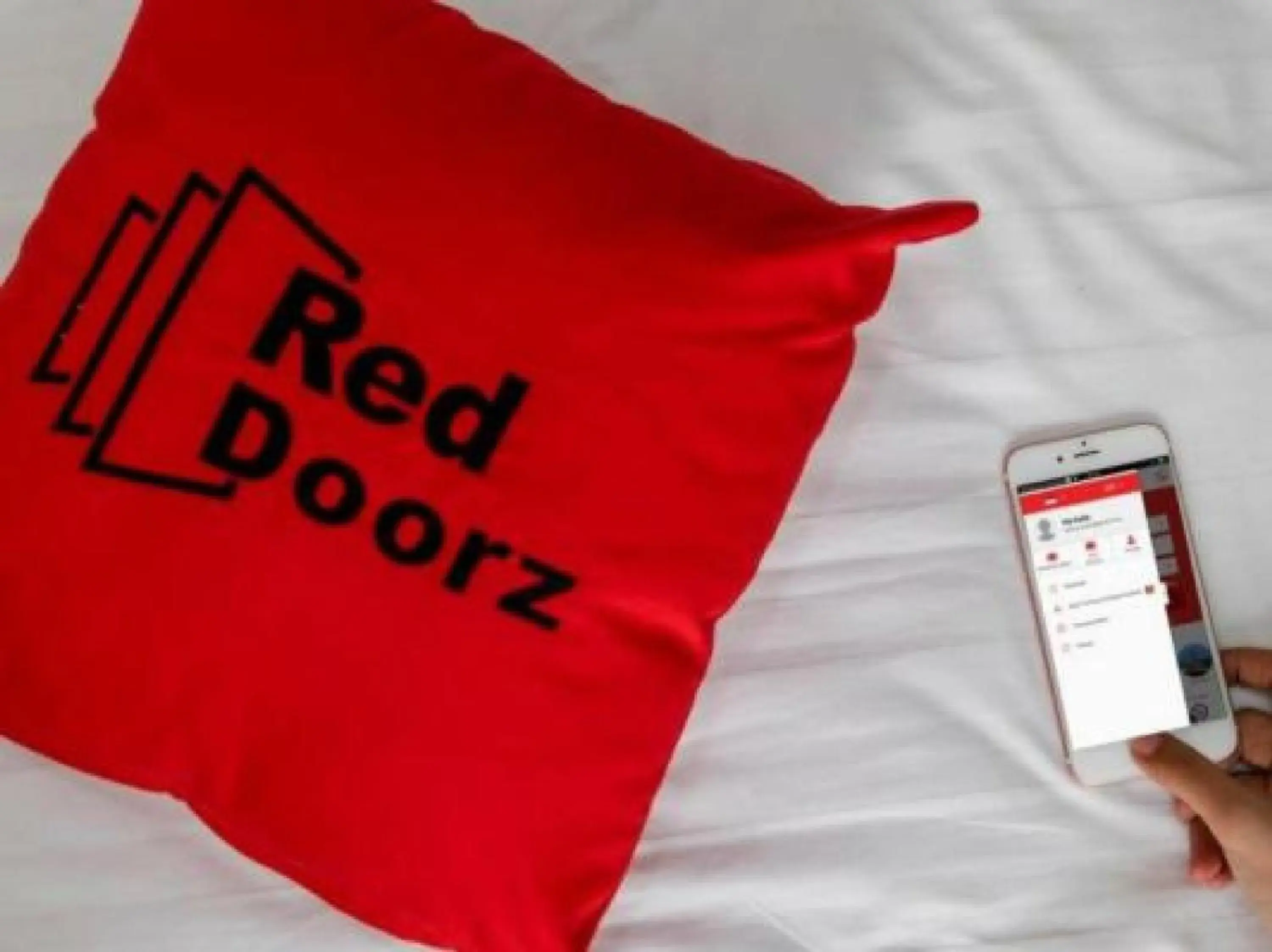 Deluxe Twin Room in RedDoorz Premium near Ragunan Zoo 2 Deluxe Twin Room in RedDoorz Premium near Ragunan Zoo 2