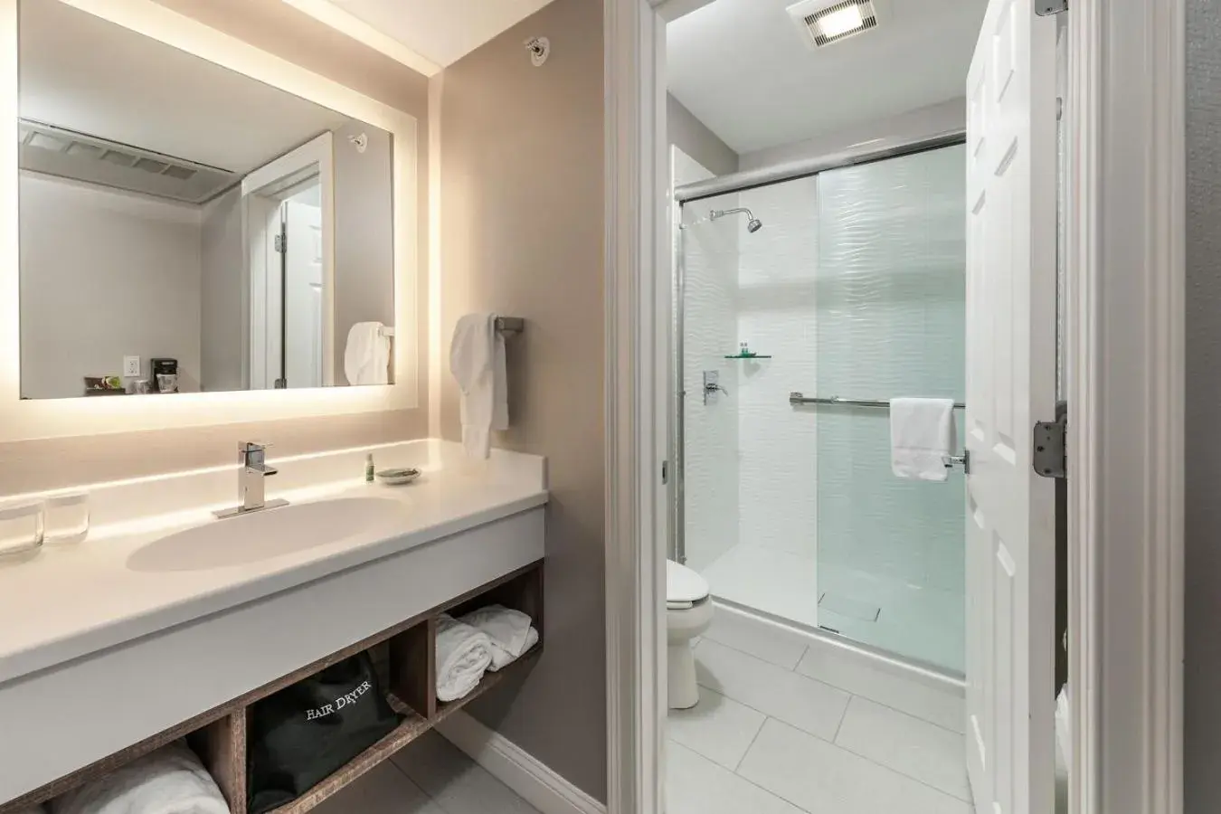 King Room - Non Ocean View in Anchorage by the Sea King Room - Non Ocean View in Anchorage by the Sea