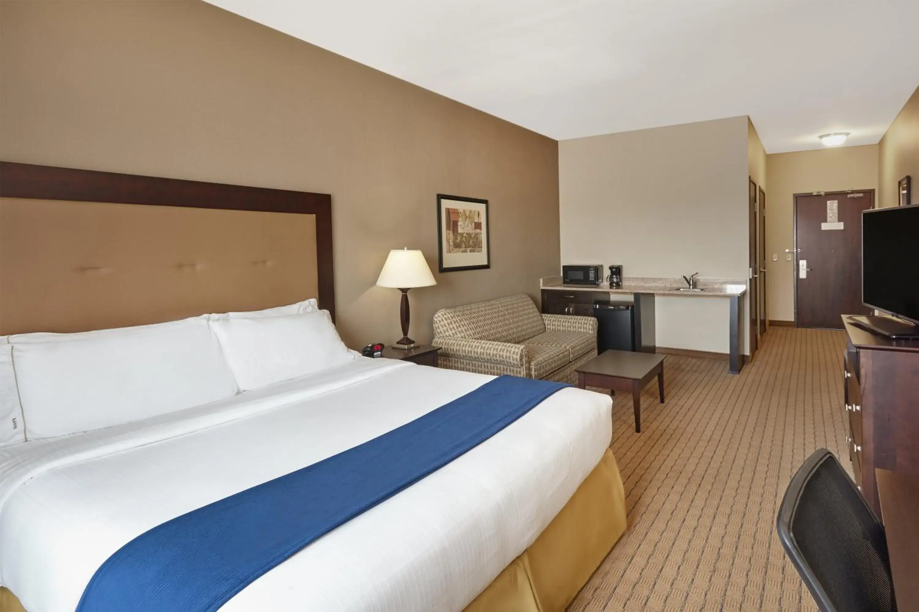 Suite - Mobility Access/Hearing Accessible in Holiday Inn Express & Suites Madison-Verona by IHG Suite - Mobility Access/Hearing Accessible in Holiday Inn Express & Suites Madison-Verona by IHG