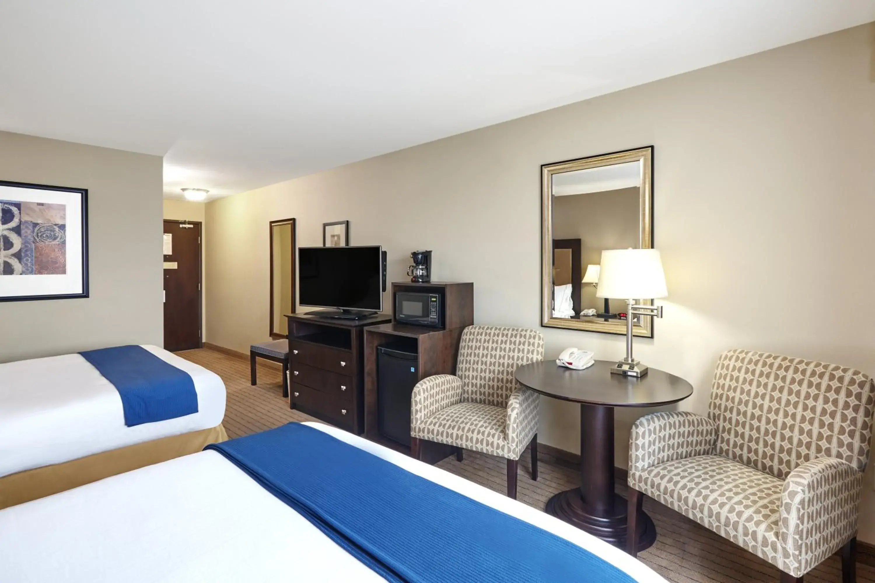 Standard Queen Room with Two Queen Beds and Tub - Communications Accessible in Holiday Inn Express & Suites Madison-Verona by IHG Standard Queen Room with Two Queen Beds and Tub - Communications Accessible in Holiday Inn Express & Suites Madison-Verona by IHG