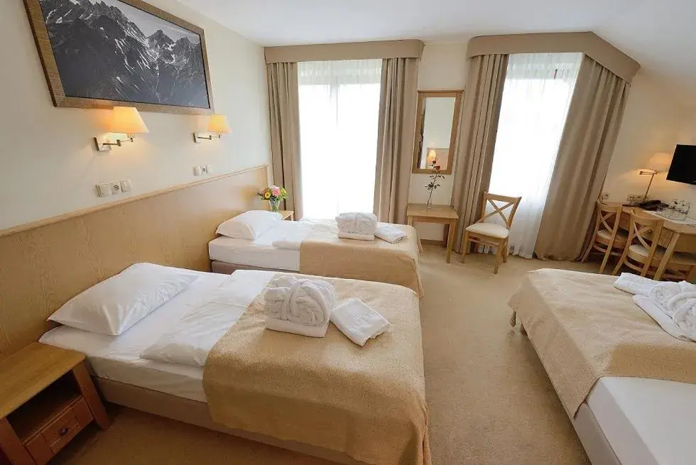 Standard Quadruple Room in Hotel Alpejski Standard Quadruple Room in Hotel Alpejski