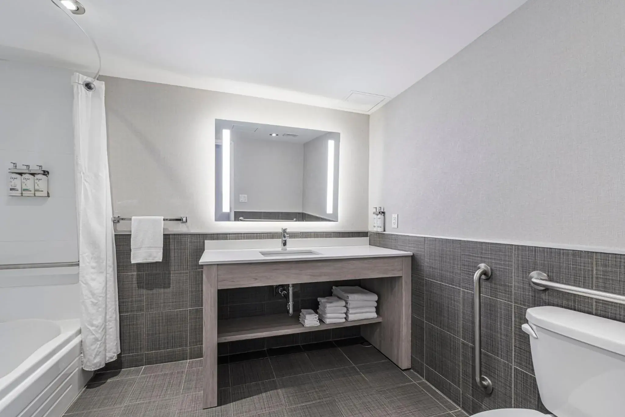Queen Room with Two Queen Beds - Disability Access with Bath Tub in Holiday Inn Express Hotel & Suites Saint - Hyacinthe by IHG Queen Room with Two Queen Beds - Disability Access with Bath Tub in Holiday Inn Express Hotel & Suites Saint - Hyacinthe by IHG