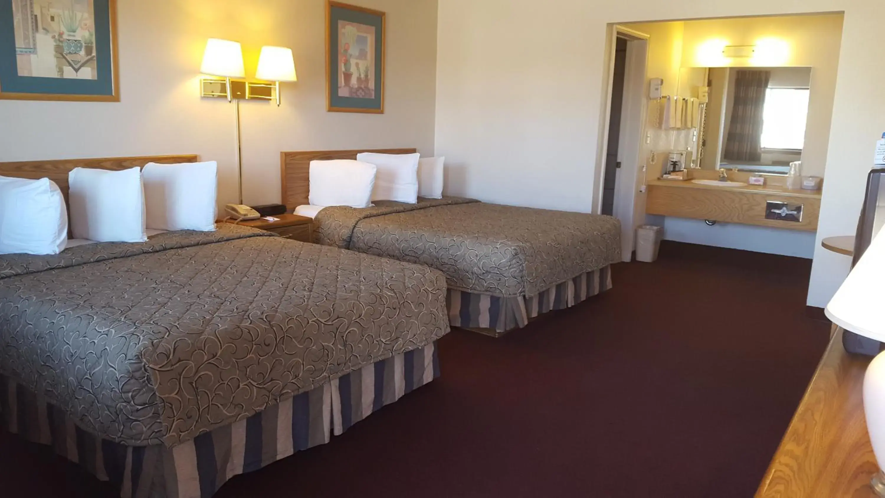 Queen Room with Two Queen Beds - Non-Smoking in Cozy Inn Queen Room with Two Queen Beds - Non-Smoking in Cozy Inn