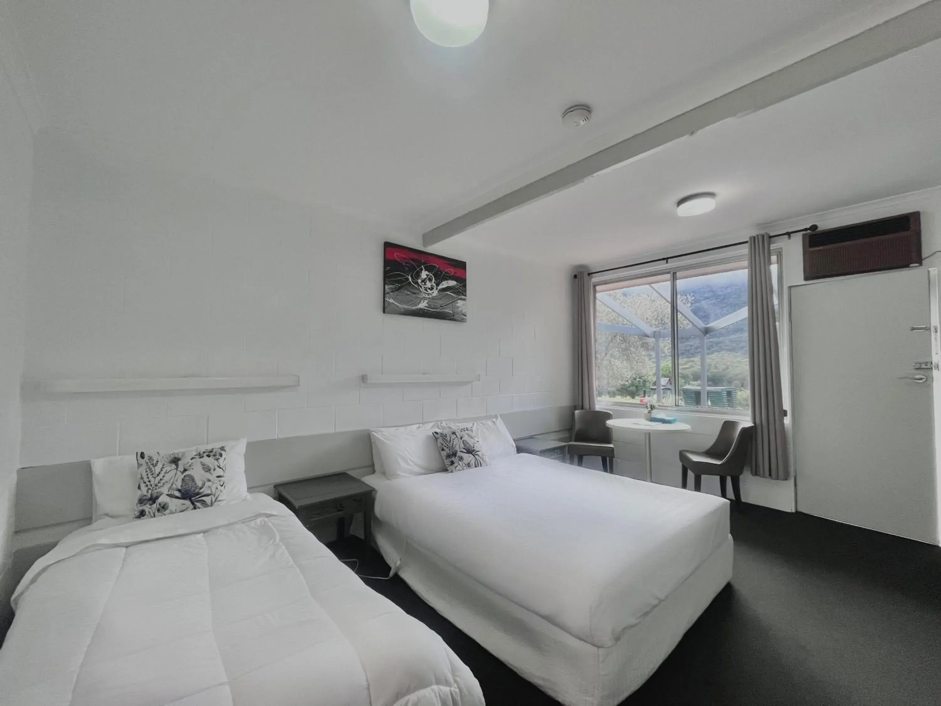 Standard Motel Room for 3 (Queen and Single) in The Grampians Motel Standard Motel Room for 3 (Queen and Single) in The Grampians Motel