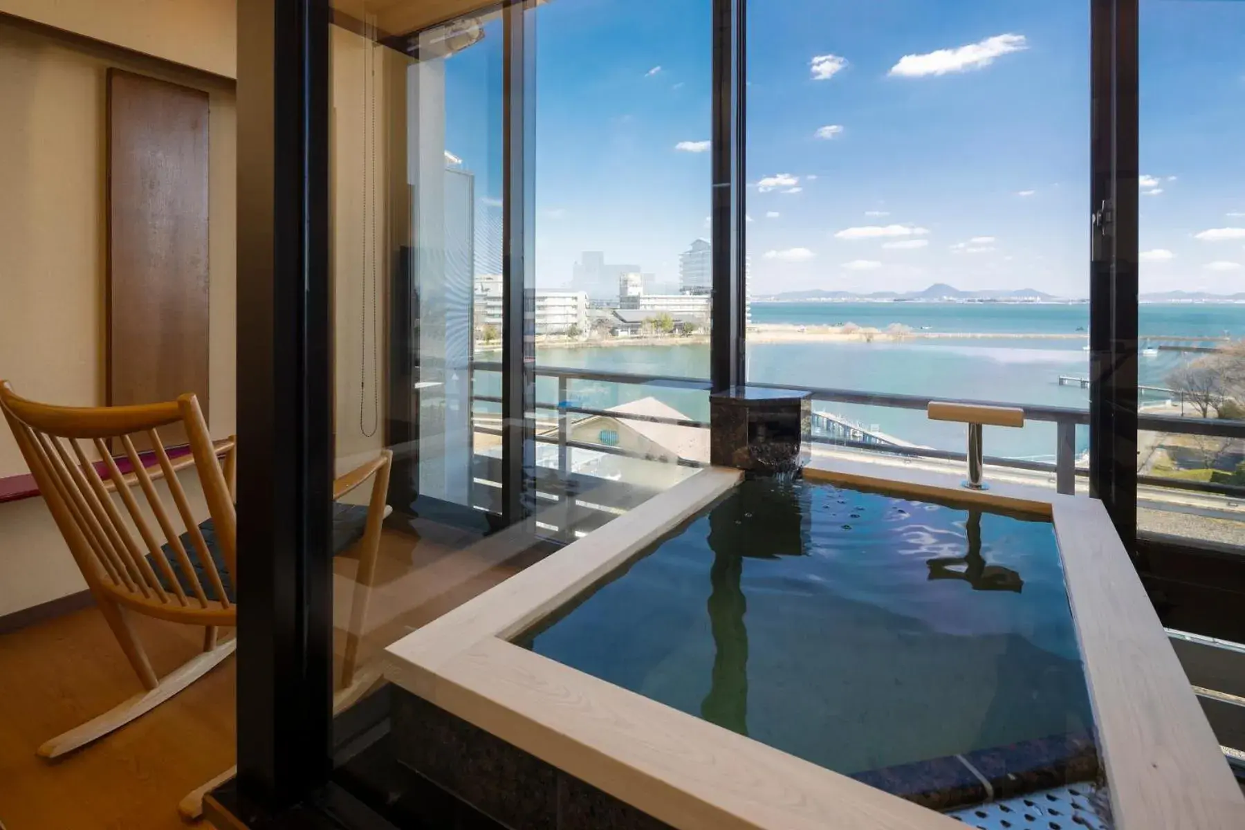 Japanese-Style Room in Biwako Ryokusuitei Japanese-Style Room in Biwako Ryokusuitei