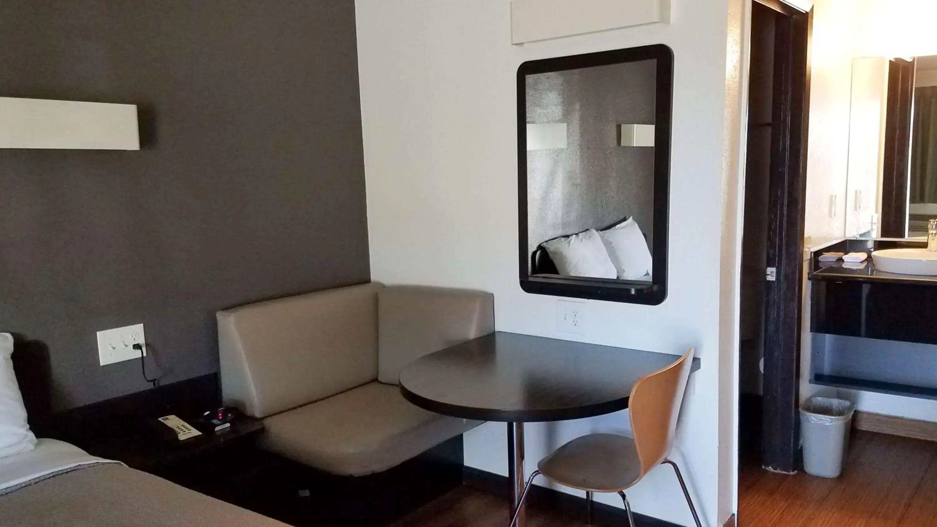 Queen Room - Non-Smoking in Studio 6-Fairfield, CA - Napa Valley Queen Room - Non-Smoking in Studio 6-Fairfield, CA - Napa Valley