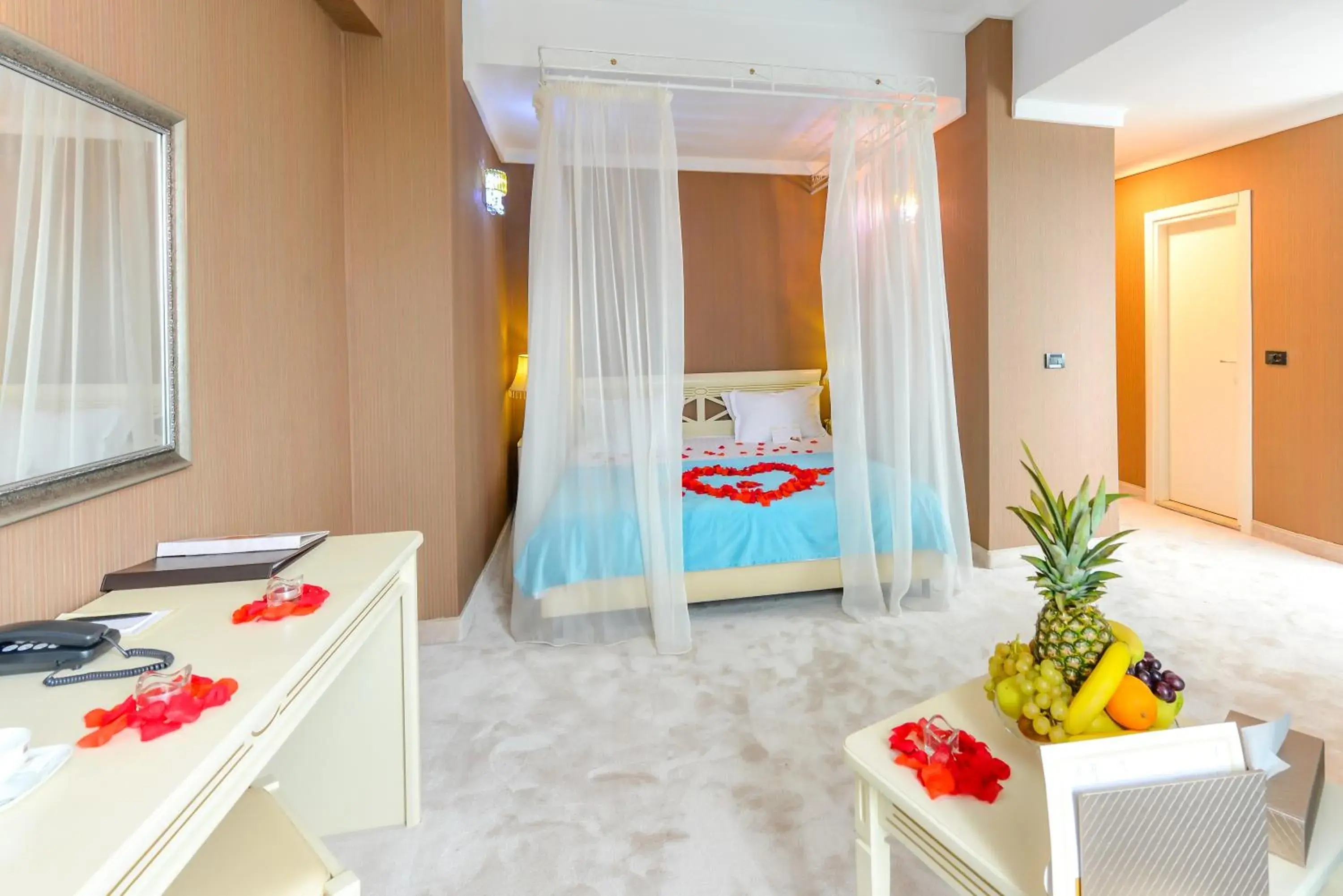 Double Superior Canopy Bed in Phoenicia Grand Hotel Double Superior Canopy Bed in Phoenicia Grand Hotel