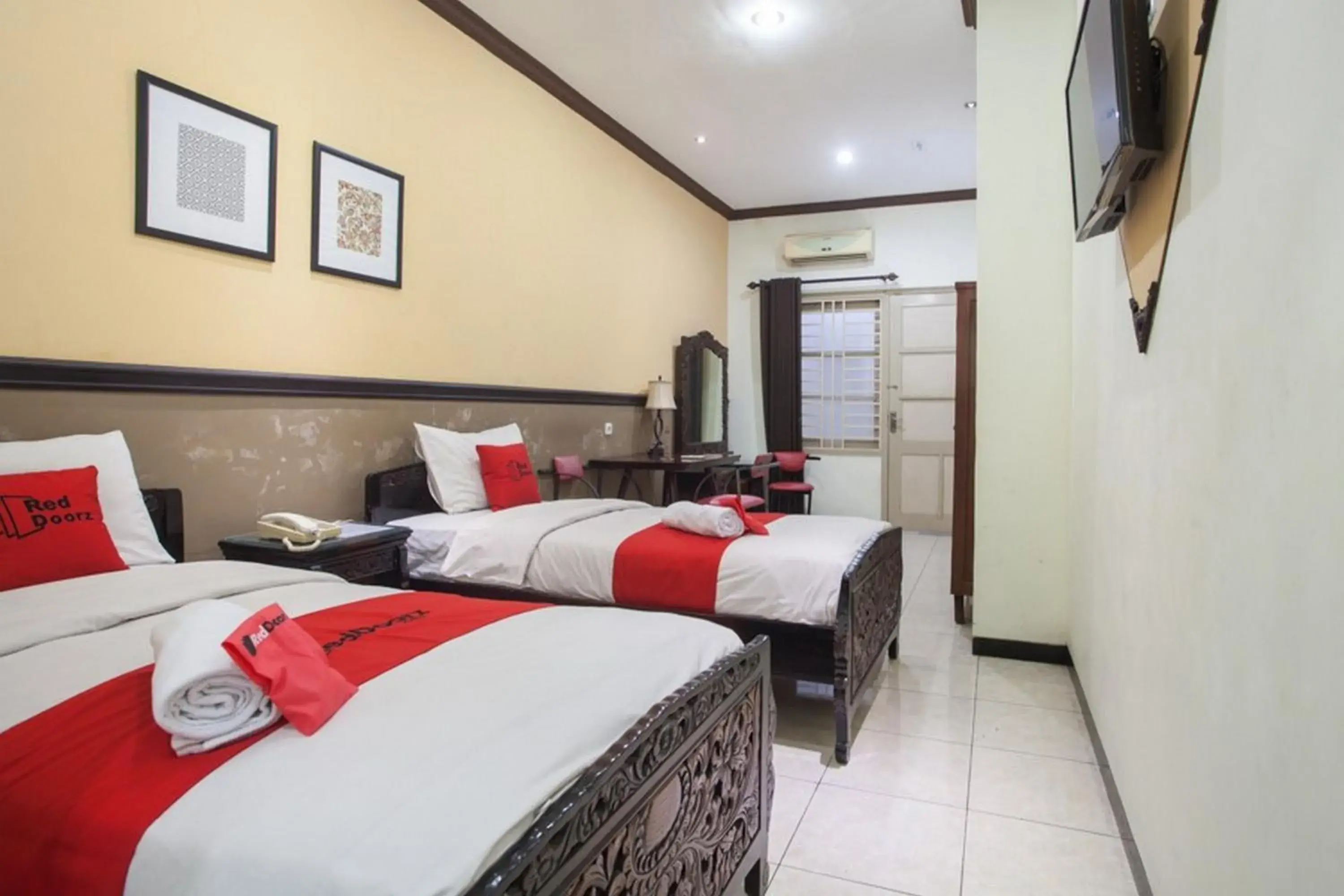 Standard Twin Room in RedDoorz @ Urip Sumoharjo Standard Twin Room in RedDoorz @ Urip Sumoharjo