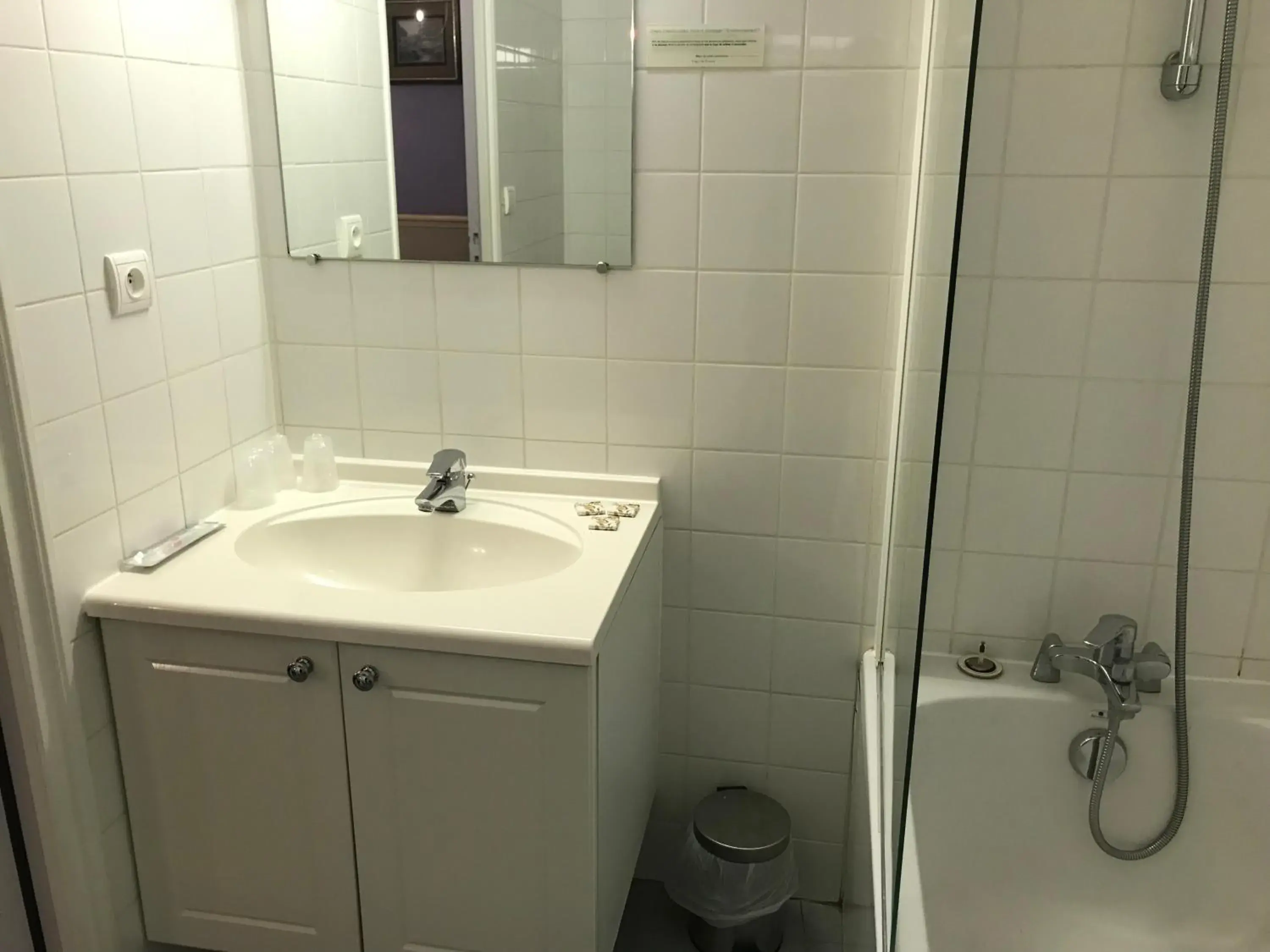 Double Room in Logis hotel Saint-Joseph Double Room in Logis hotel Saint-Joseph