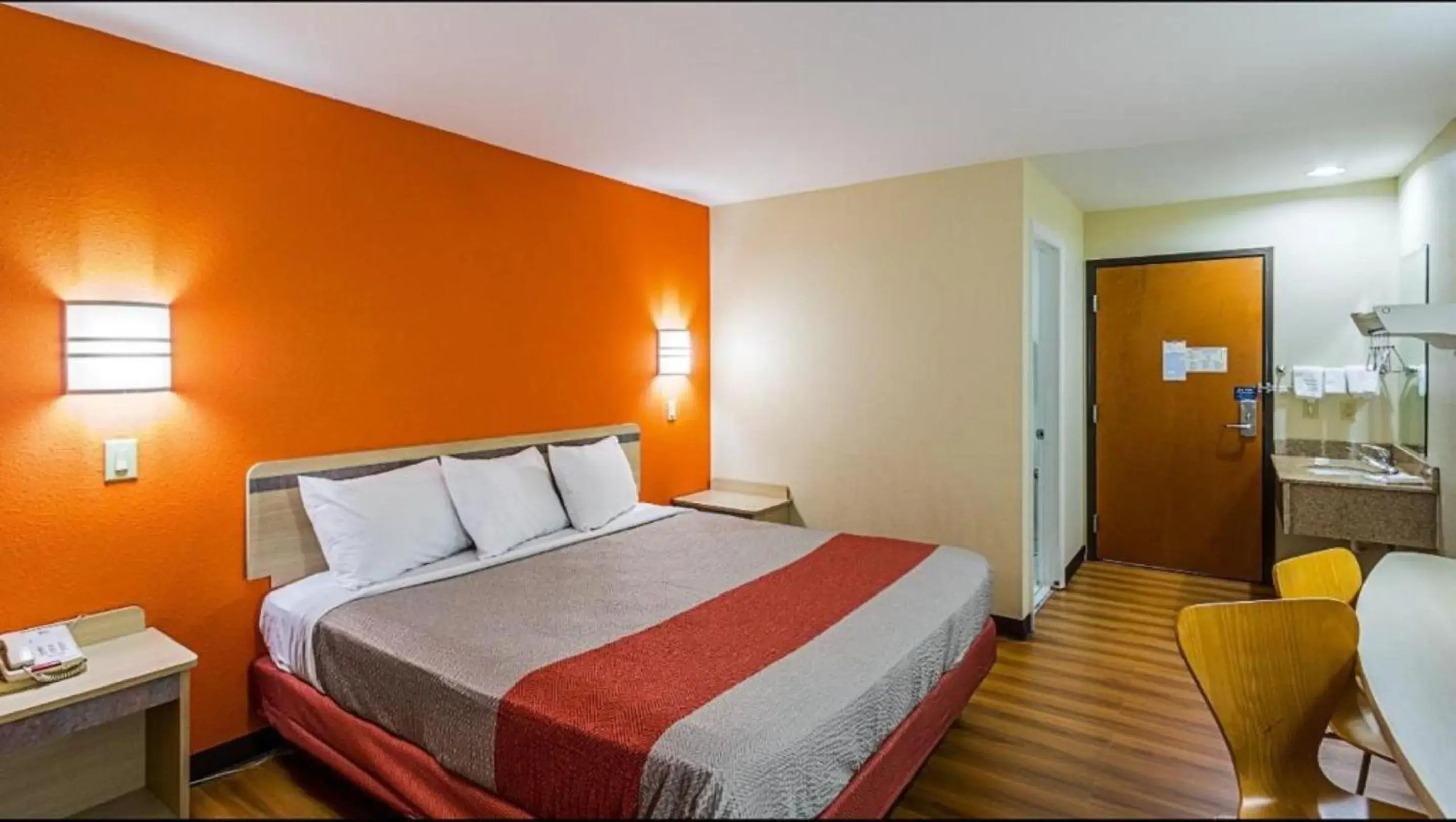 King Room - Non-Smoking in Motel 6-Urbana, IL King Room - Non-Smoking in Motel 6-Urbana, IL