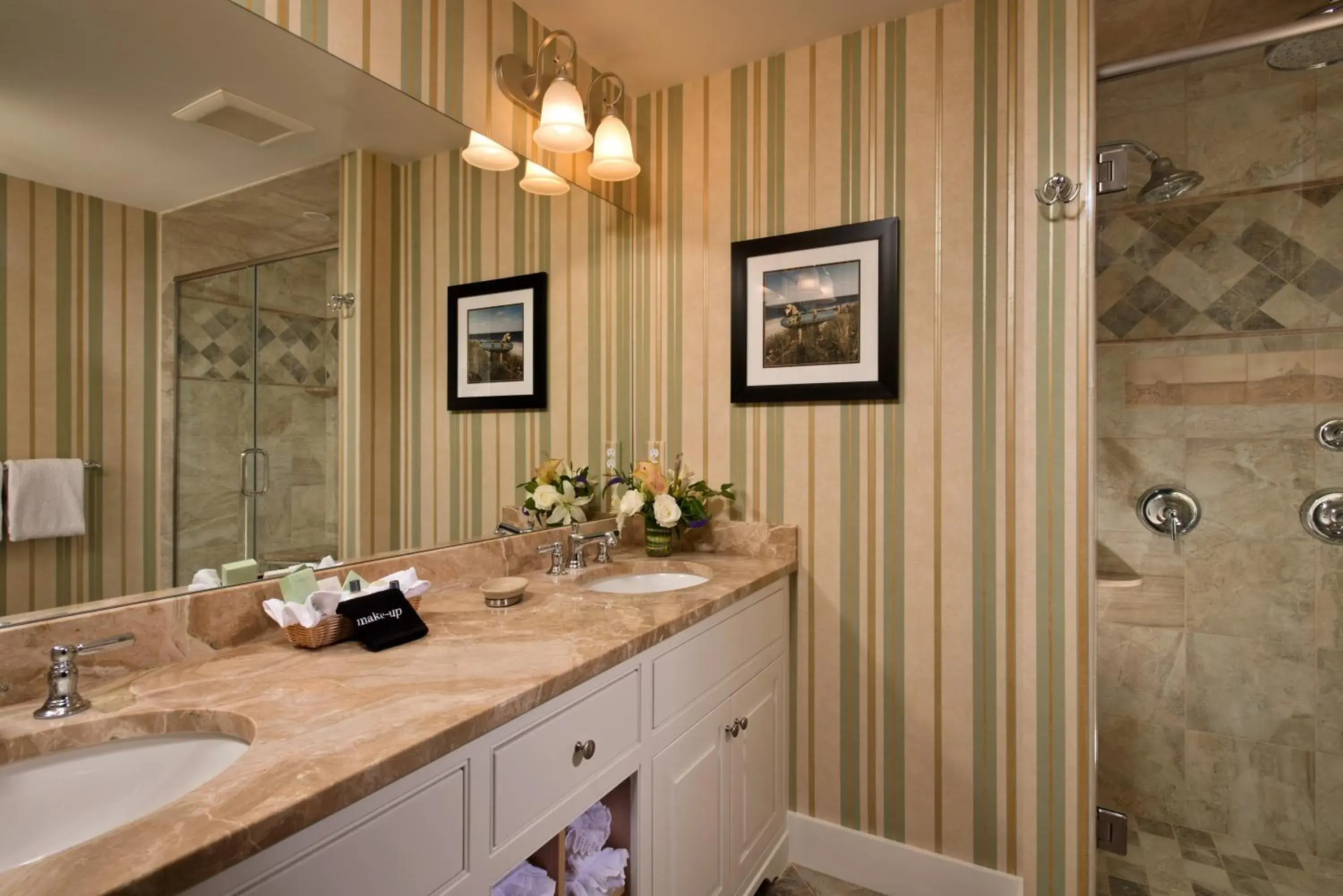 Deluxe Quadruple Room in The Winstead Inn Deluxe Quadruple Room in The Winstead Inn