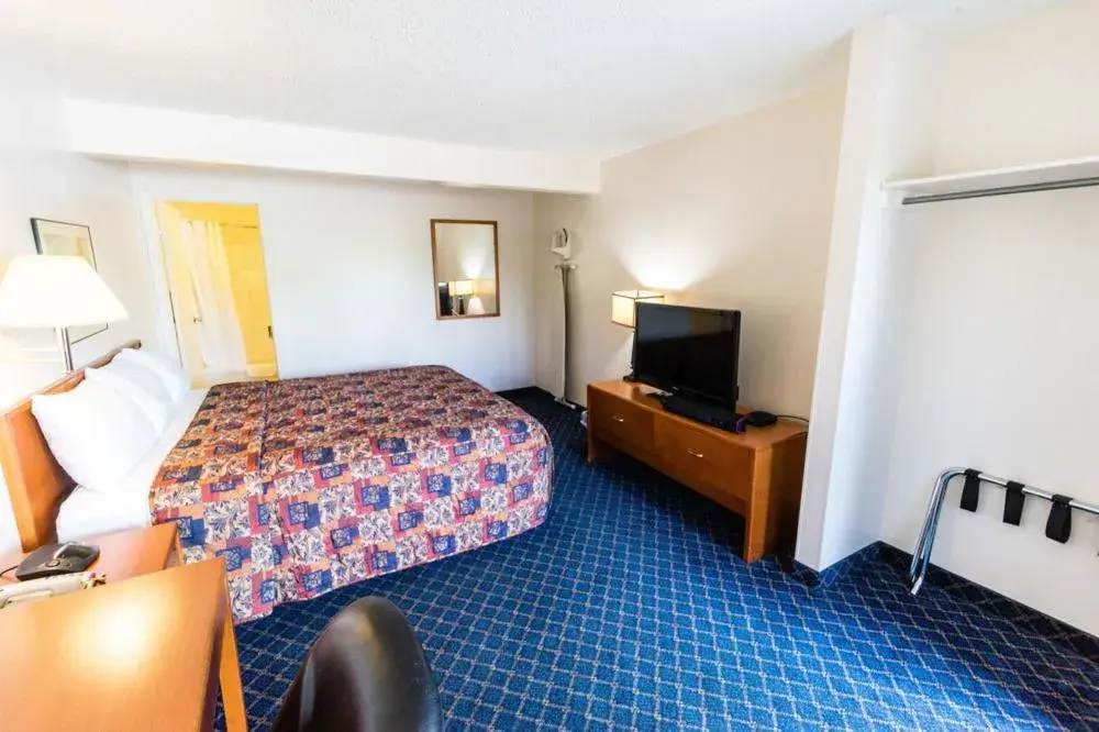 Queen Room with Two Queen Beds in Superlodge Canada Queen Room with Two Queen Beds in Superlodge Canada