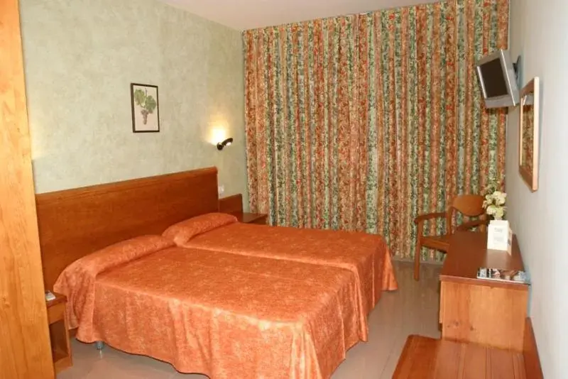 Budget Double Room in Hotel Fonda Neus Budget Double Room in Hotel Fonda Neus