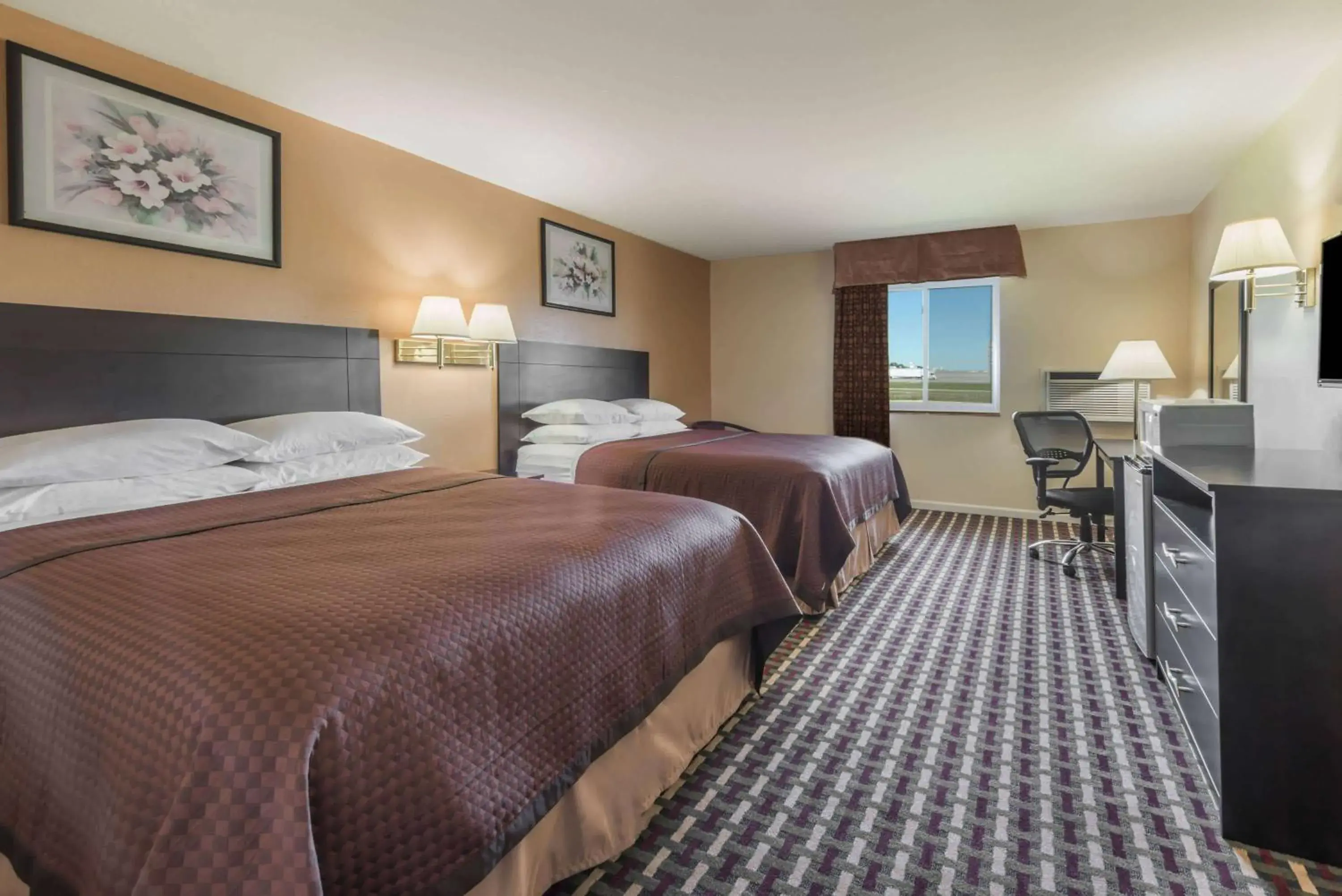 Queen Room with Two Queen Beds and Roll-in Shower - Mobility Accessible/Non-Smoking in Super 8 by Wyndham Higginsville Queen Room with Two Queen Beds and Roll-in Shower - Mobility Accessible/Non-Smoking in Super 8 by Wyndham Higginsville