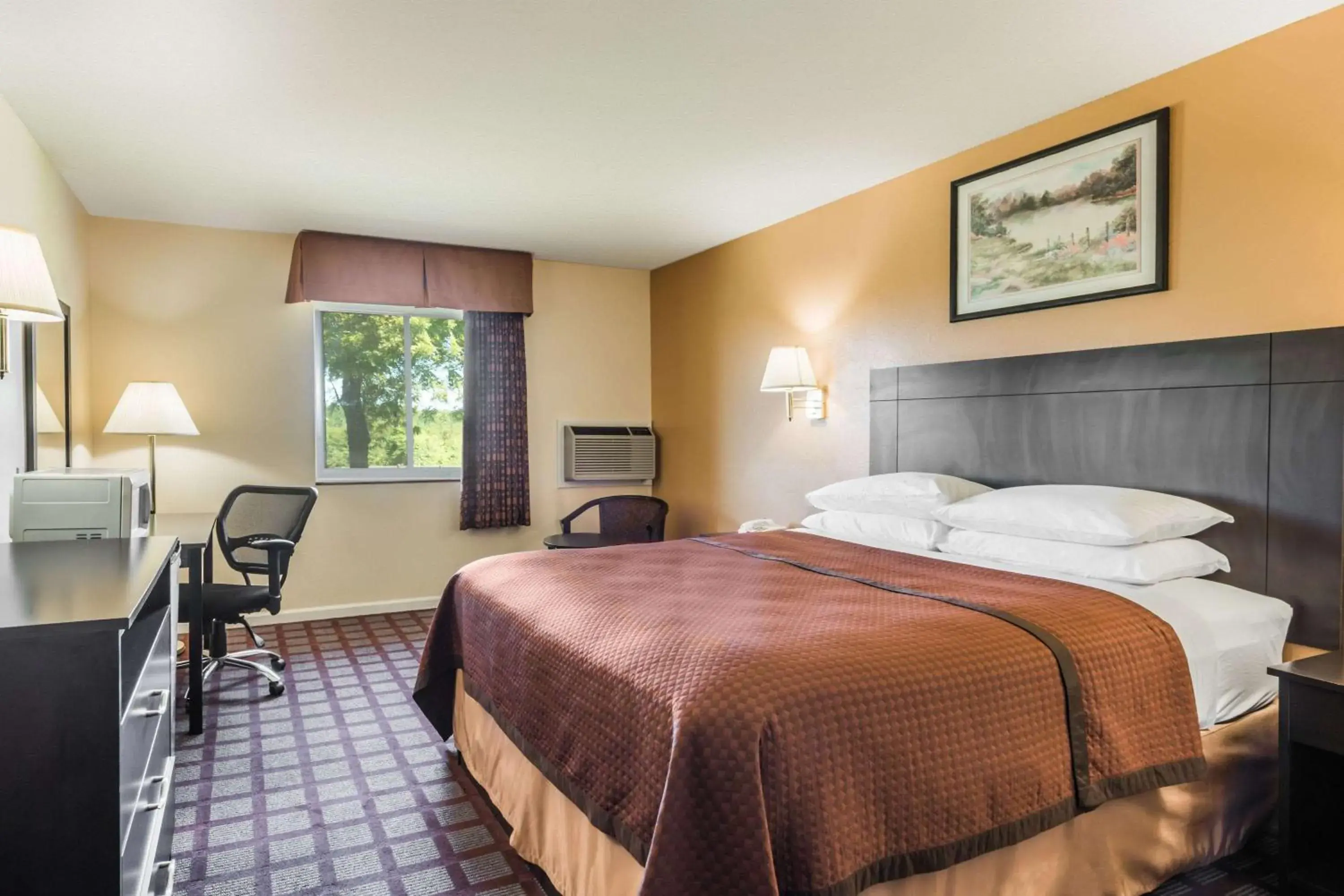 Queen Room with Bathtub and Grab Bars - Mobility/Hearing Access - Non-Smoking in Super 8 by Wyndham Higginsville Queen Room with Bathtub and Grab Bars - Mobility/Hearing Access - Non-Smoking in Super 8 by Wyndham Higginsville