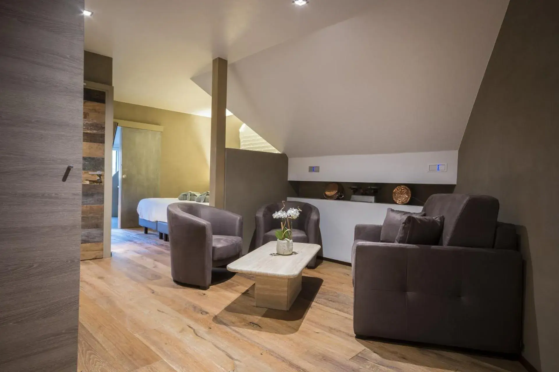 Junior Suite - single occupancy in Auberge au Boeuf Junior Suite - single occupancy in Auberge au Boeuf