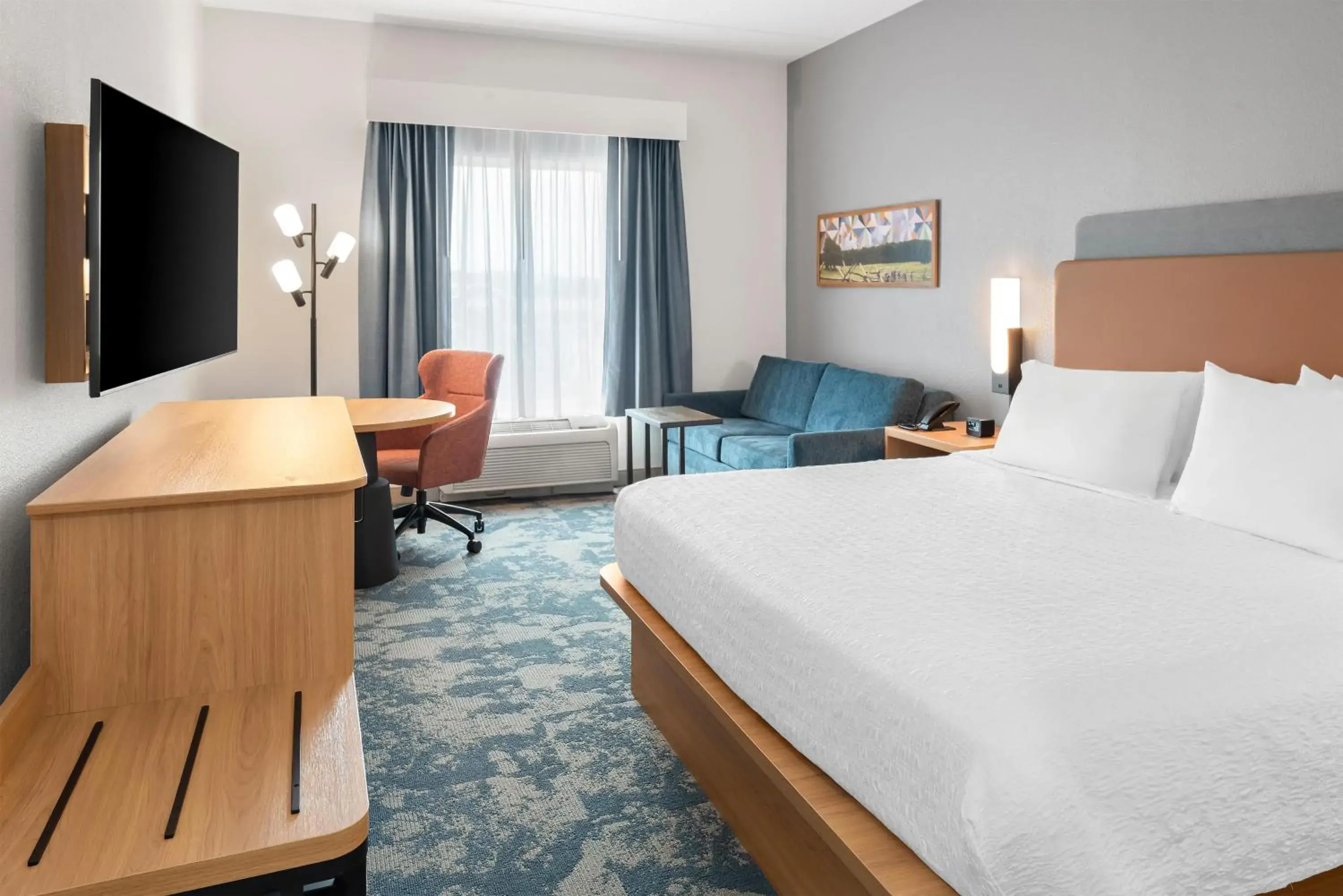 King Room with Sofa Bed and Study - Non-Smoking in Hampton Inn Gainesville-Haymarket King Room with Sofa Bed and Study - Non-Smoking in Hampton Inn Gainesville-Haymarket