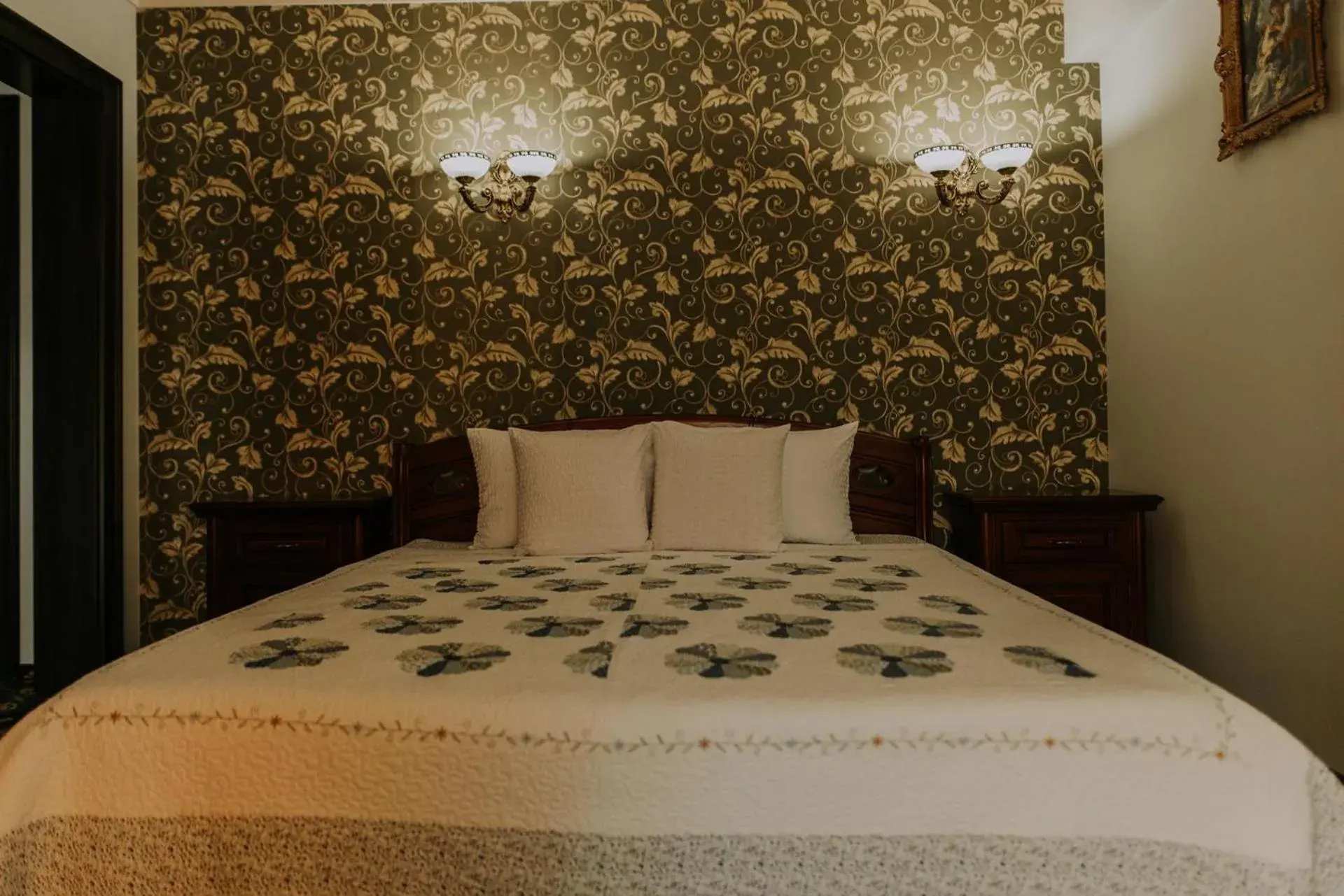 Large Double Room - single occupancy in Regal Beius Large Double Room - single occupancy in Regal Beius