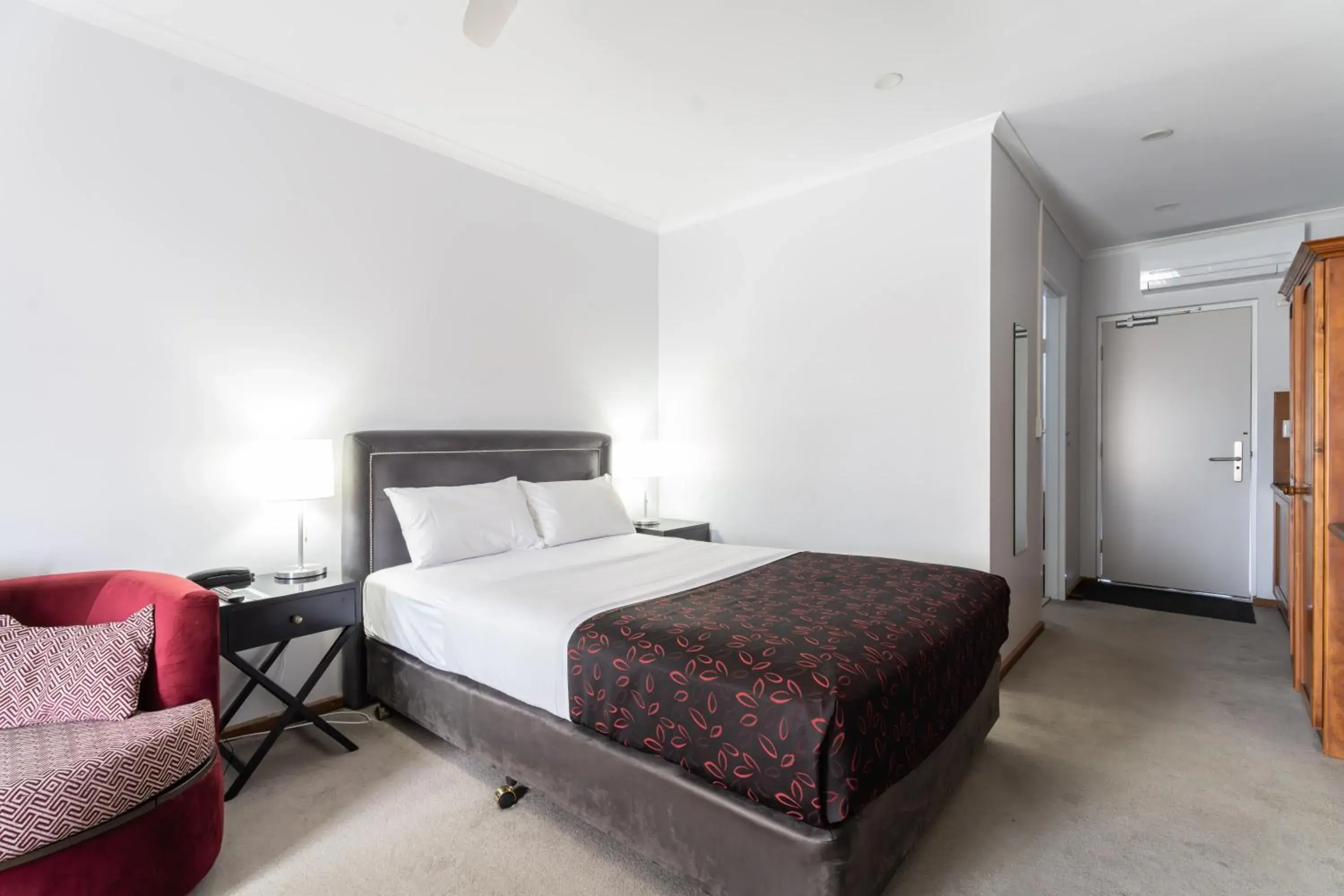 Queen and Sofa Bed Room with River View - Ground Floor in Hotel Renmark Queen and Sofa Bed Room with River View - Ground Floor in Hotel Renmark