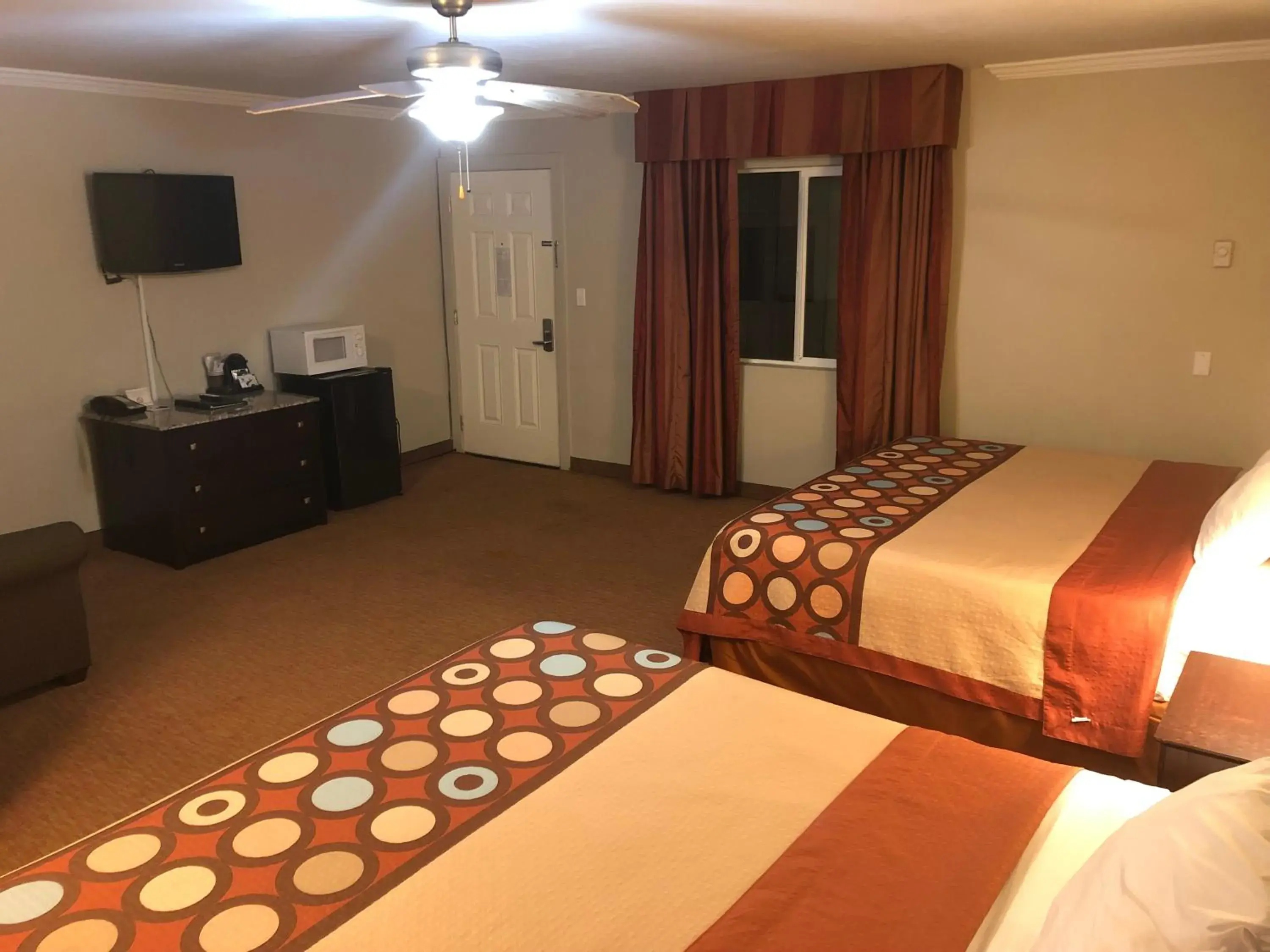 Deluxe Queen Suite with Two Queen Beds - single occupancy - Non-Smoking in Global Inn Deluxe Queen Suite with Two Queen Beds - single occupancy - Non-Smoking in Global Inn