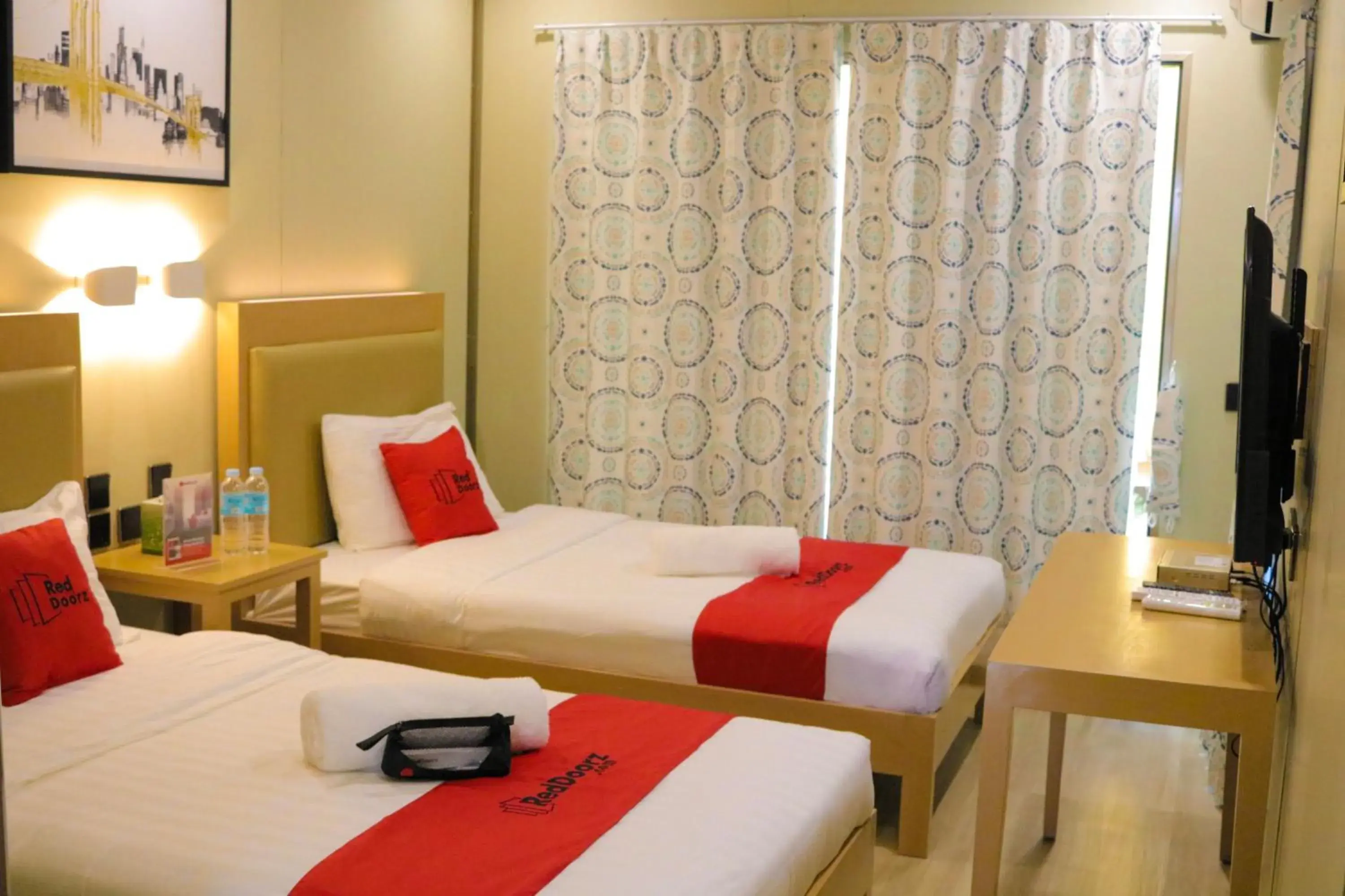 Twin Room in RedDoorz Plus @ AS Fortuna Cebu Twin Room in RedDoorz Plus @ AS Fortuna Cebu