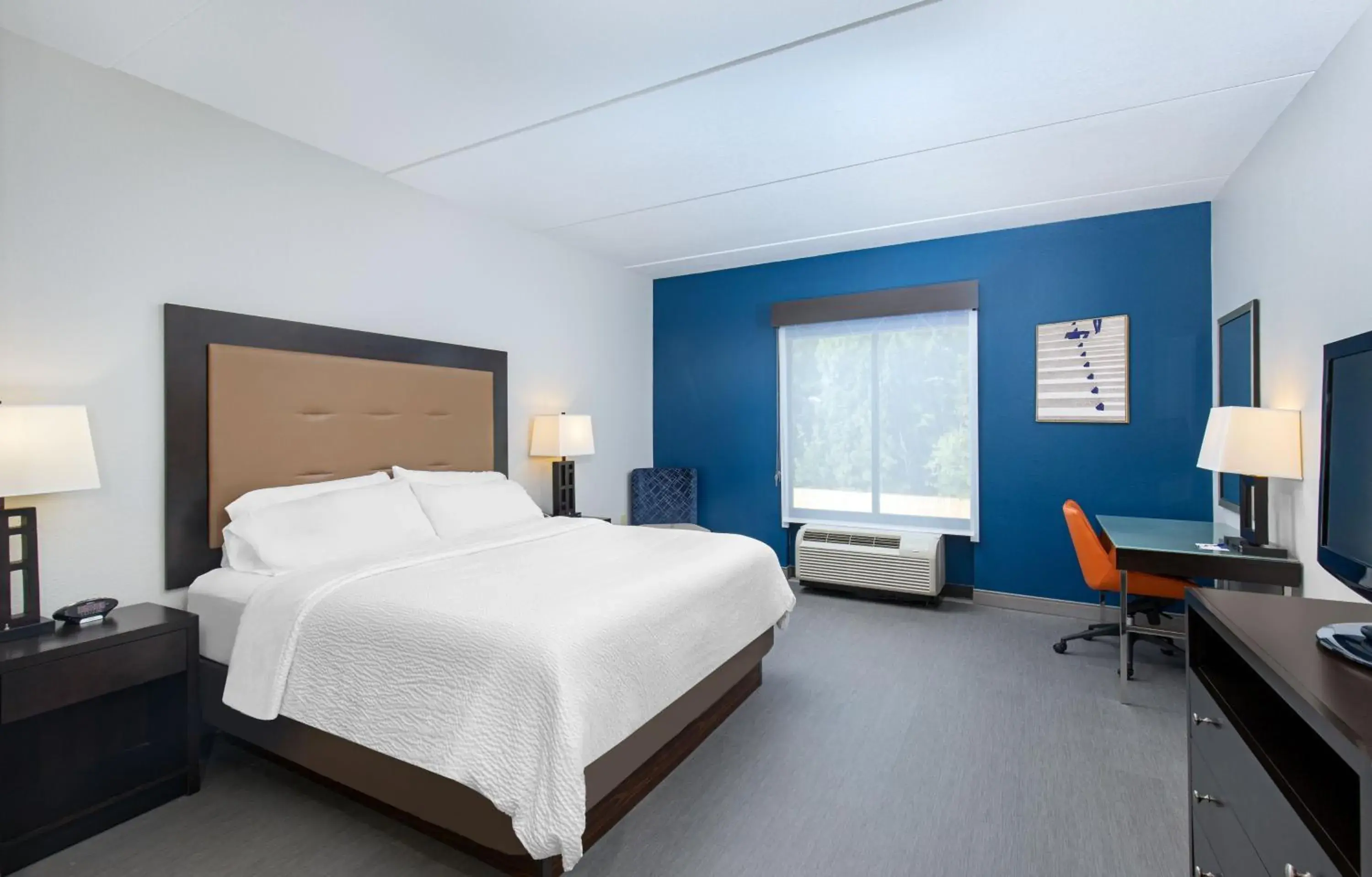 Suite with Mobility Accessible Tub - Non-Smoking in Holiday Inn Express & Suites - Cleveland Northwest by IHG Suite with Mobility Accessible Tub - Non-Smoking in Holiday Inn Express & Suites - Cleveland Northwest by IHG