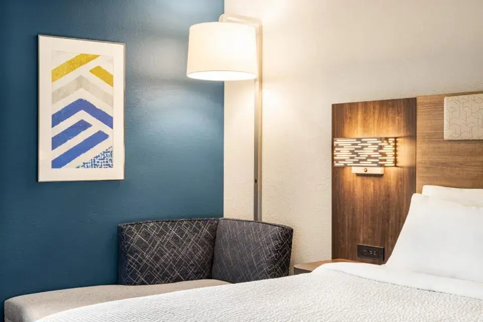 Single Room with Roll in Shower - Hearing Accessible/Non-Smoking in Holiday Inn Express - Bowling Green by IHG Single Room with Roll in Shower - Hearing Accessible/Non-Smoking in Holiday Inn Express - Bowling Green by IHG