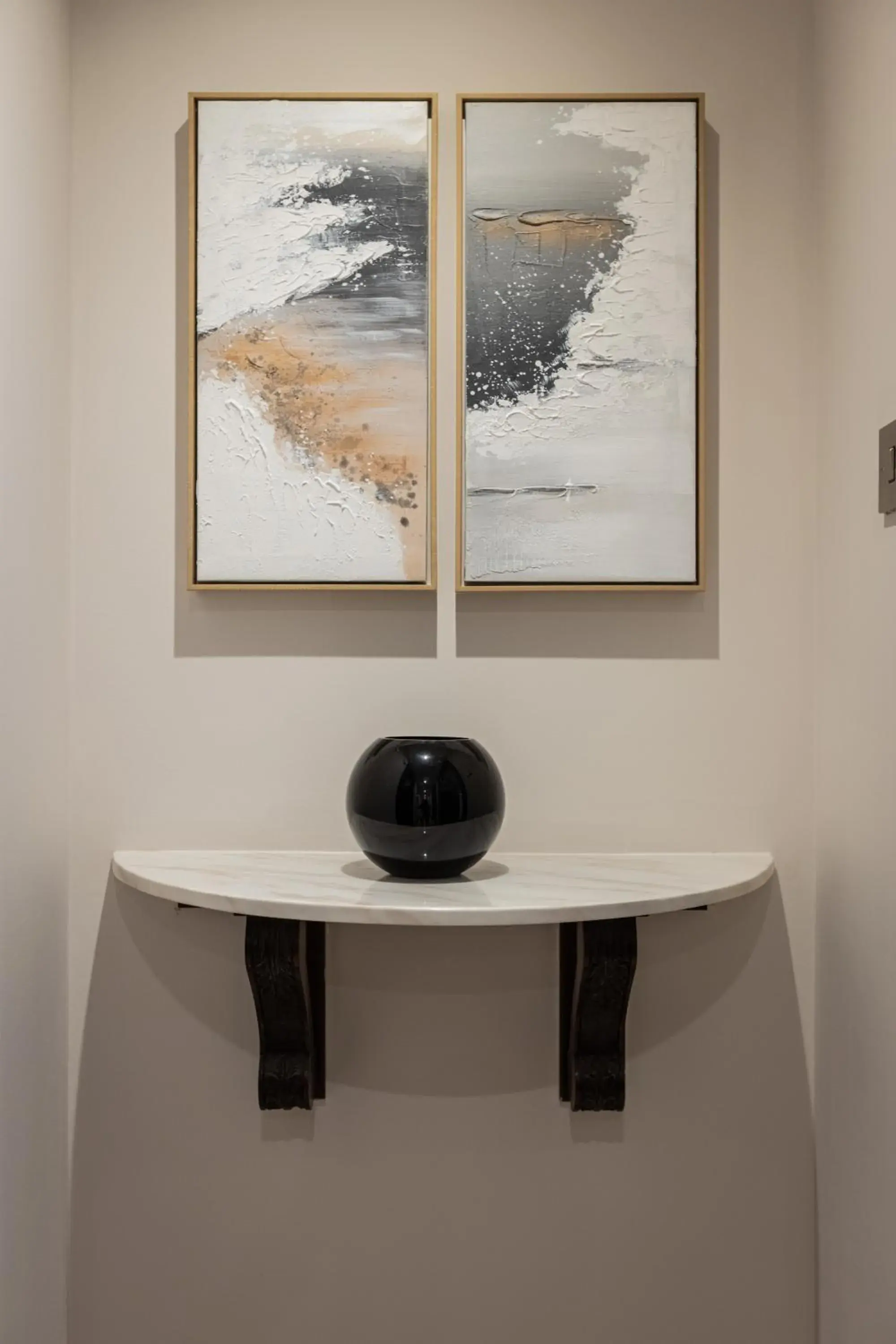 Three-Bedroom Apartment in Mayfair House Three-Bedroom Apartment in Mayfair House