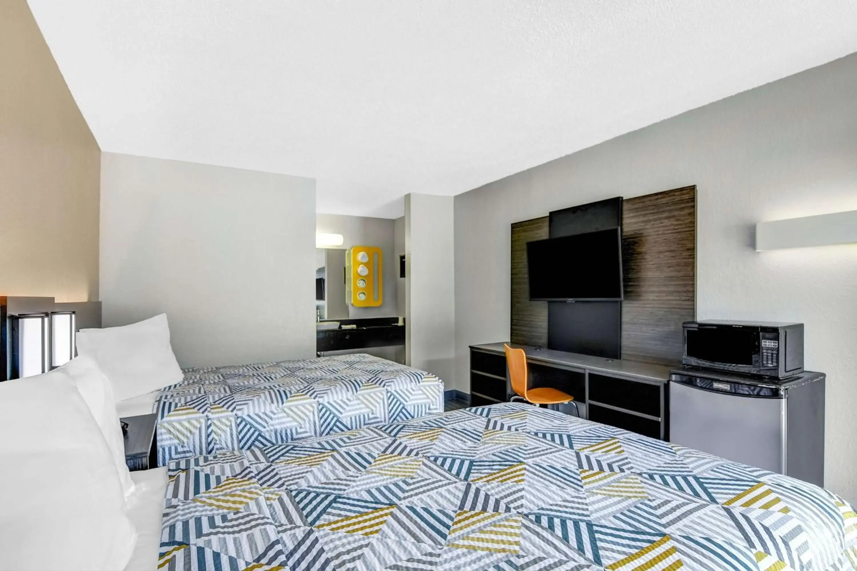 Quadruple Room - Non-Smoking in Motel 6-Dalton, GA Quadruple Room - Non-Smoking in Motel 6-Dalton, GA