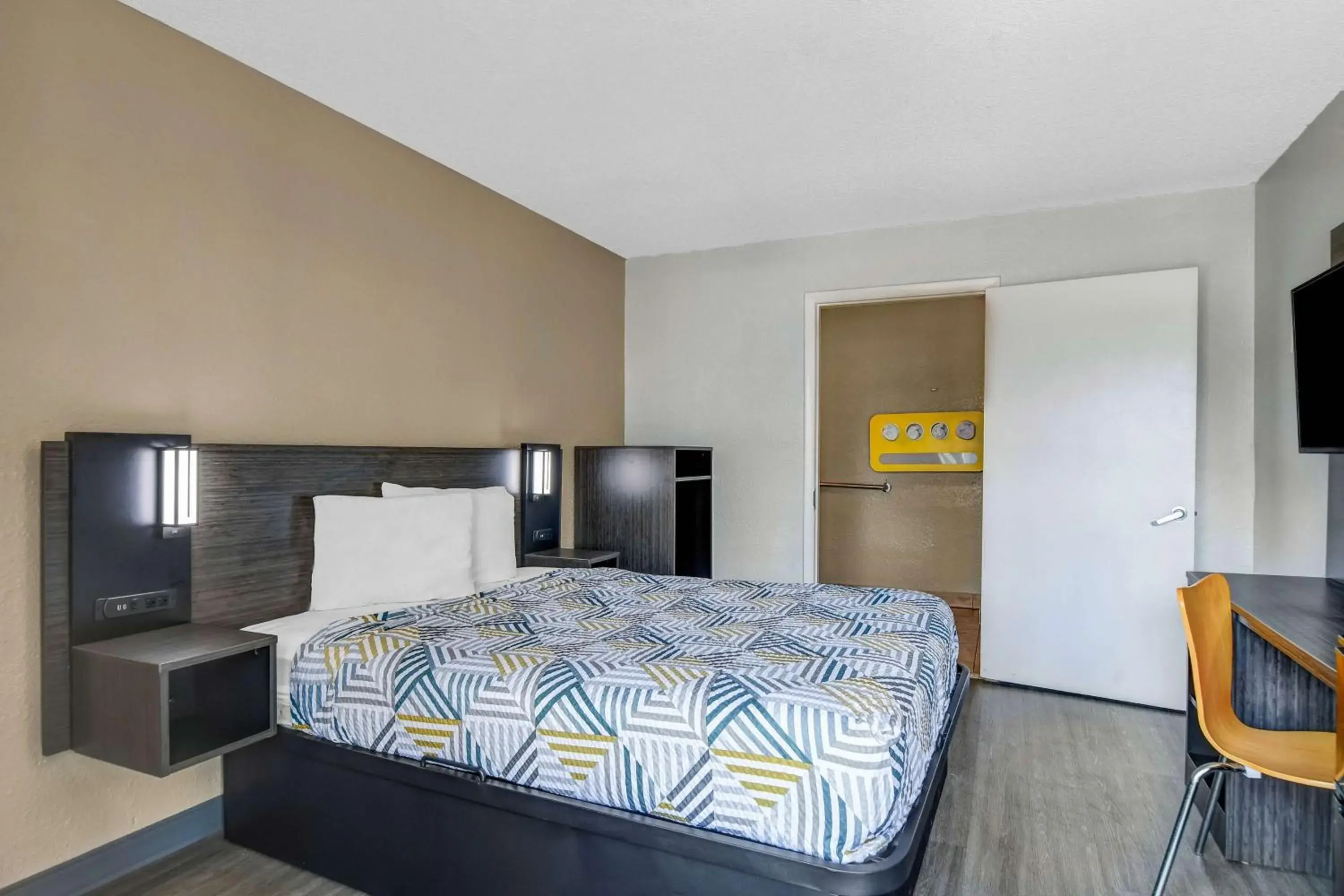 Queen Room - single occupancy - Disability Access - Roll in Shower in Motel 6-Dalton, GA Queen Room - single occupancy - Disability Access - Roll in Shower in Motel 6-Dalton, GA