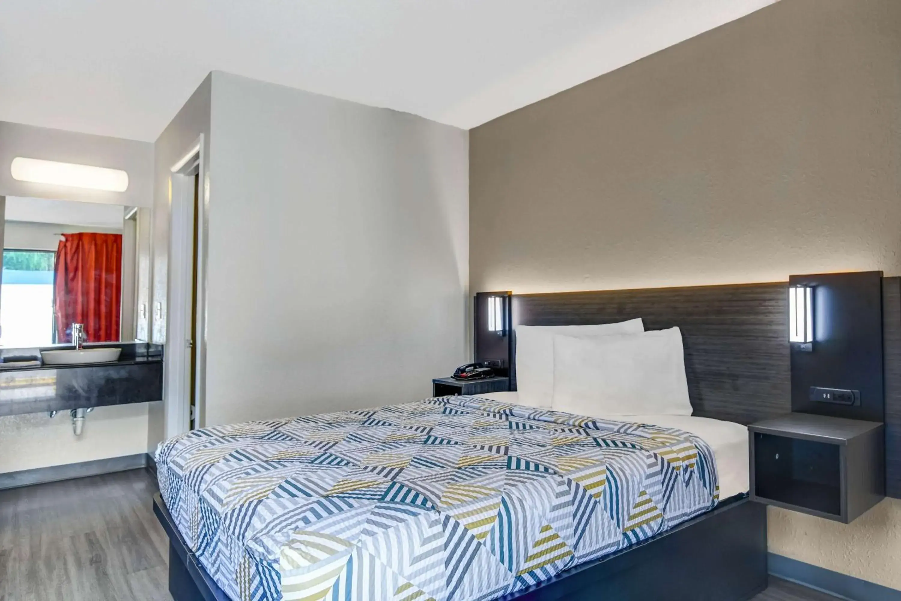 Queen Room - single occupancy - Non-Smoking in Motel 6-Dalton, GA Queen Room - single occupancy - Non-Smoking in Motel 6-Dalton, GA