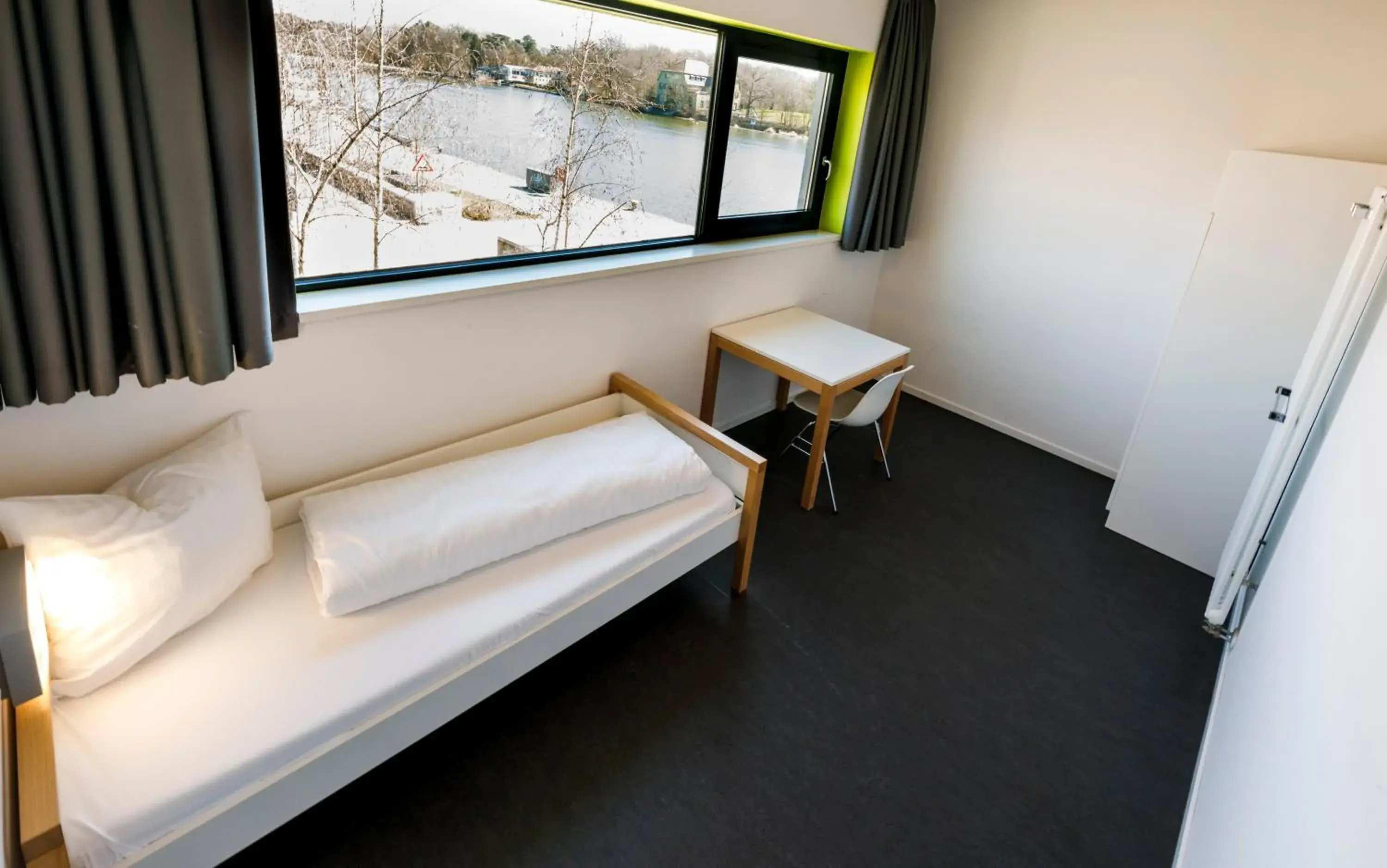 Single Room with Bathroom in Jugendherberge Schweinfurt Single Room with Bathroom in Jugendherberge Schweinfurt