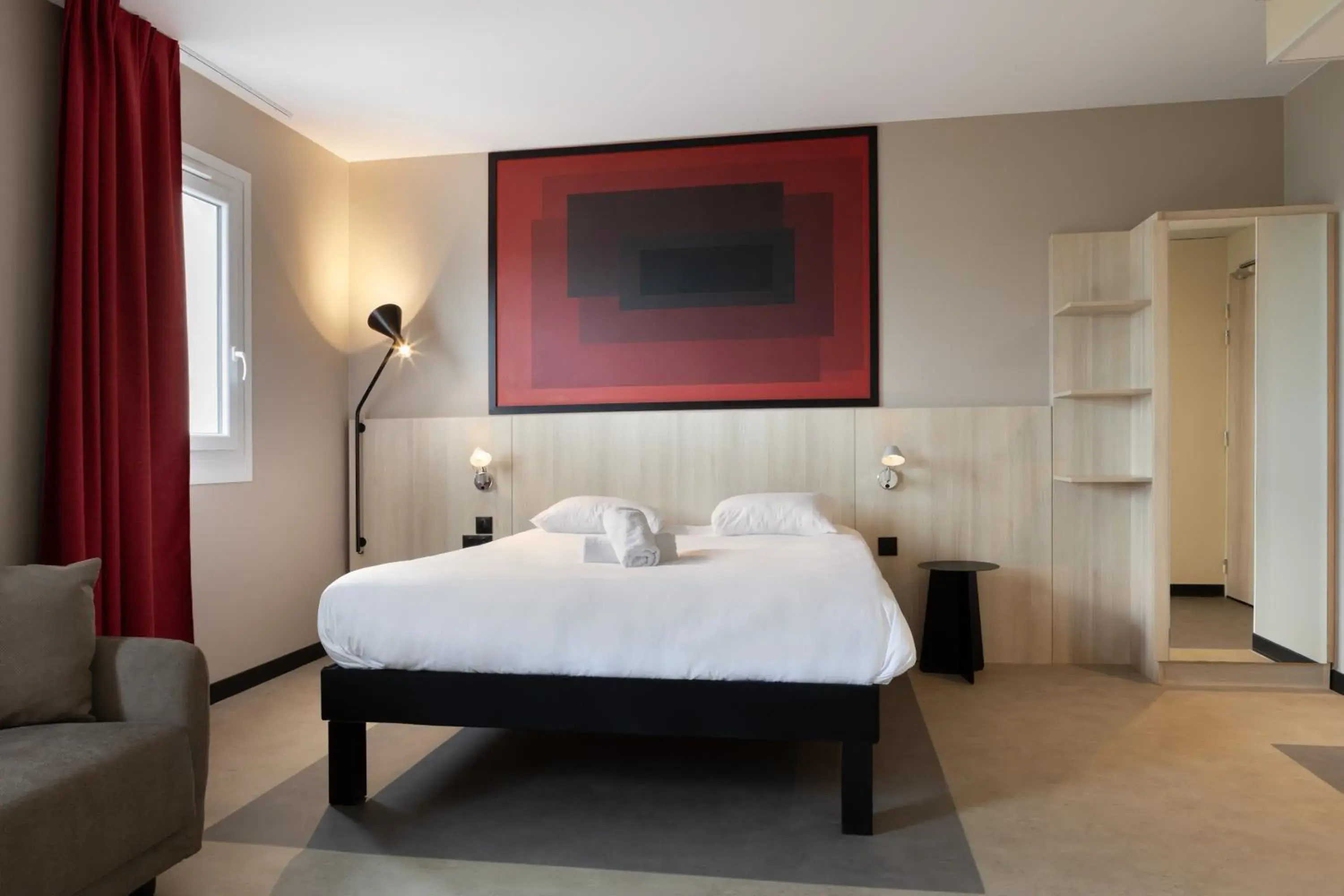 Standard Double Room - Mobility Accessible in Kyriad Douai Standard Double Room - Mobility Accessible in Kyriad Douai