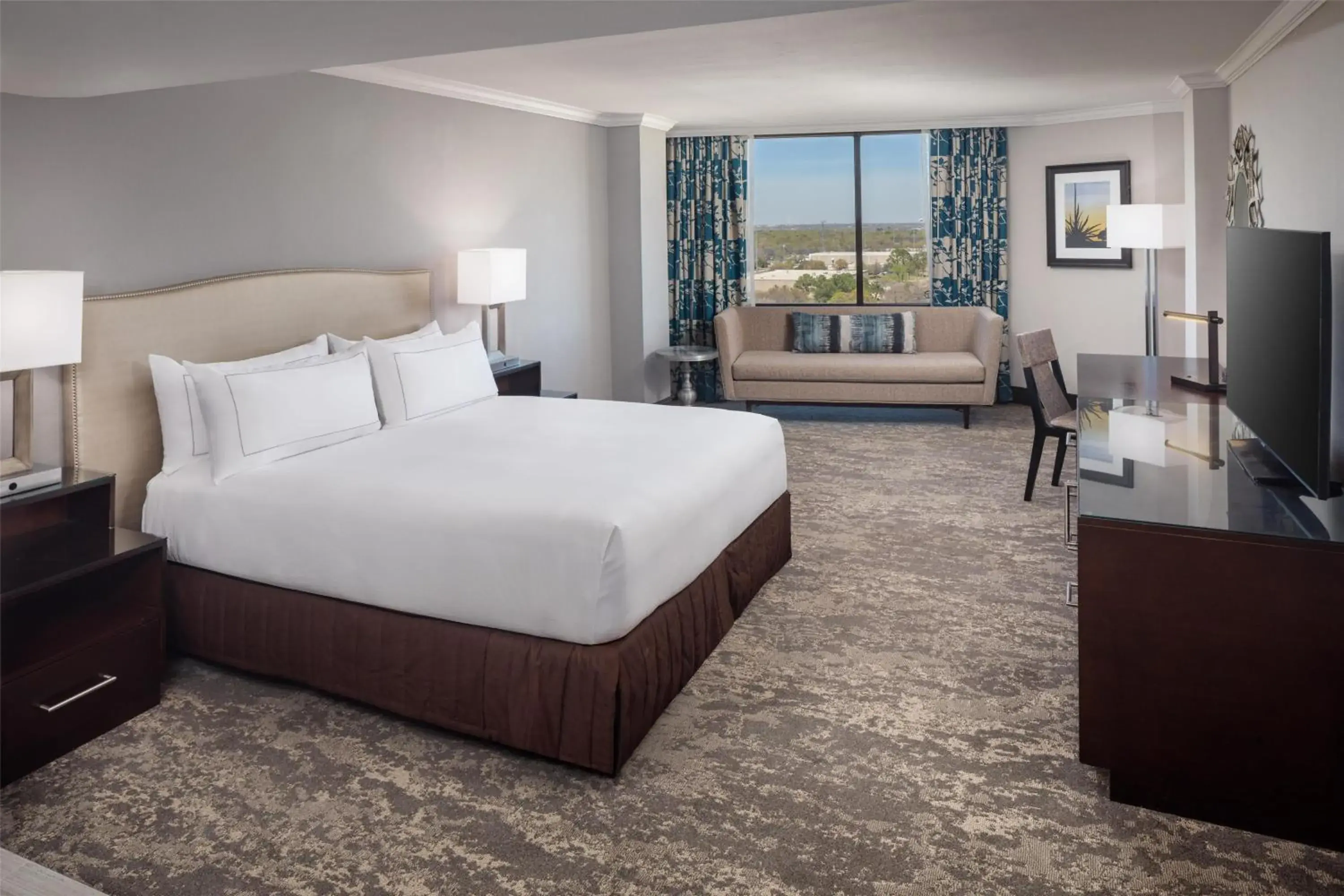 Deluxe King Room with Roll-In Shower - Mobility and Hearing Access/Non-Smoking in Hilton Arlington Deluxe King Room with Roll-In Shower - Mobility and Hearing Access/Non-Smoking in Hilton Arlington