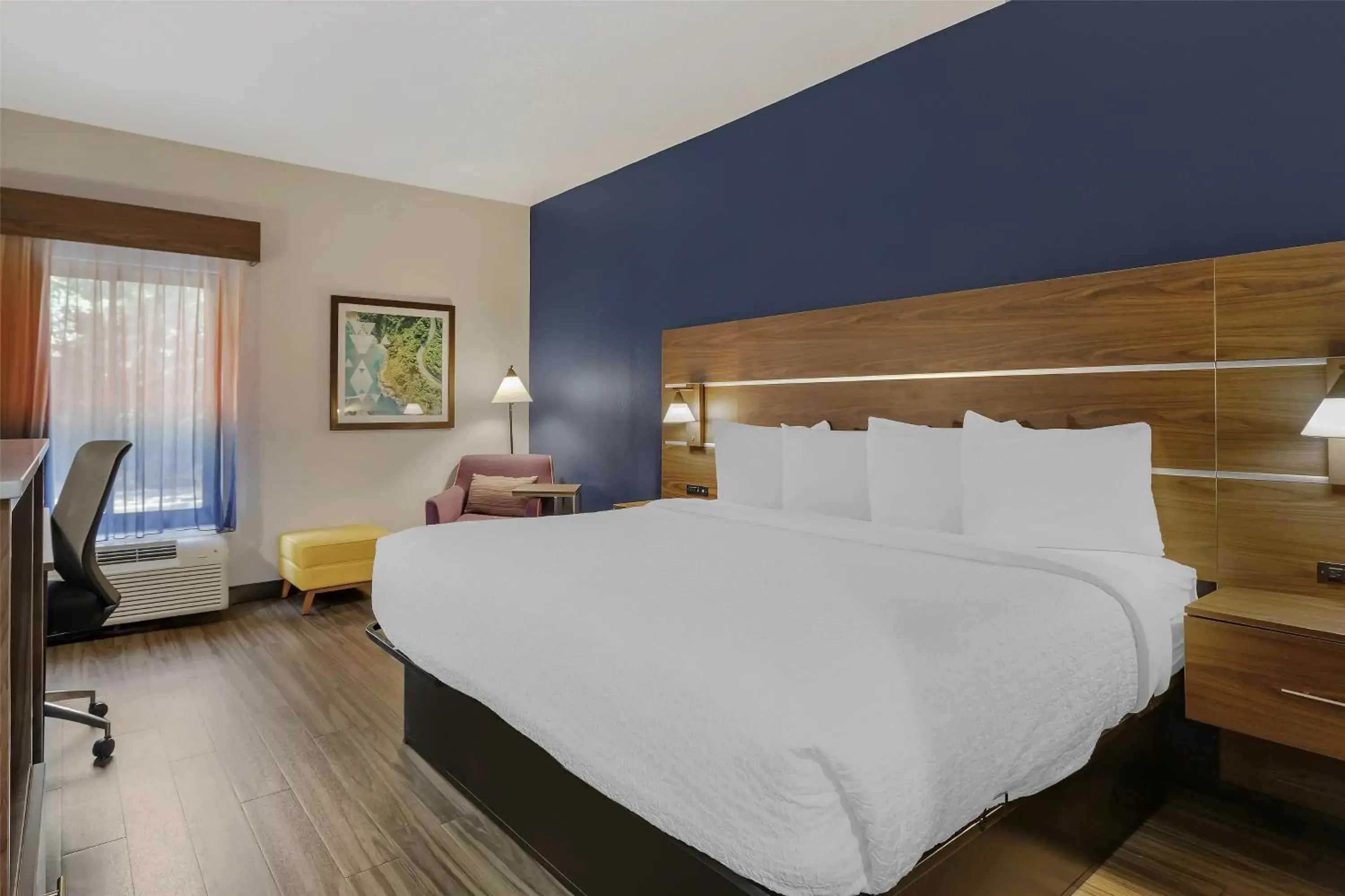 King Room with Chair in Best Western Plus Lexington Inn King Room with Chair in Best Western Plus Lexington Inn