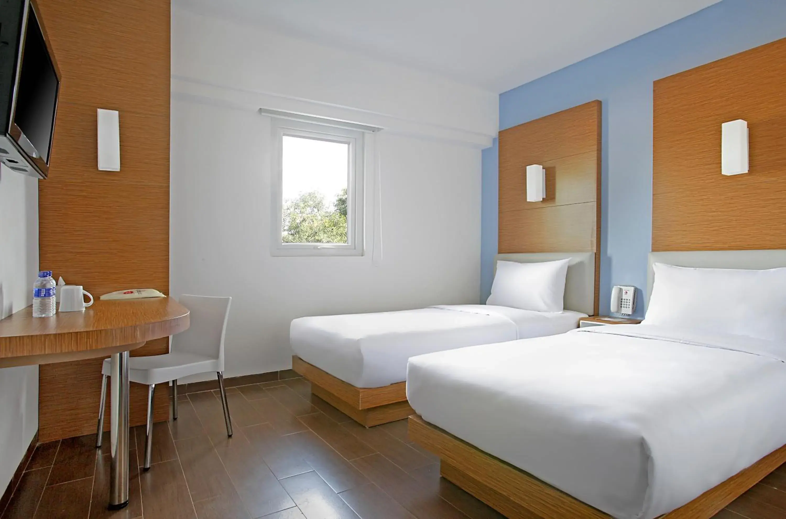 Smart Twin Room in Amaris Hotel Cirebon Smart Twin Room in Amaris Hotel Cirebon