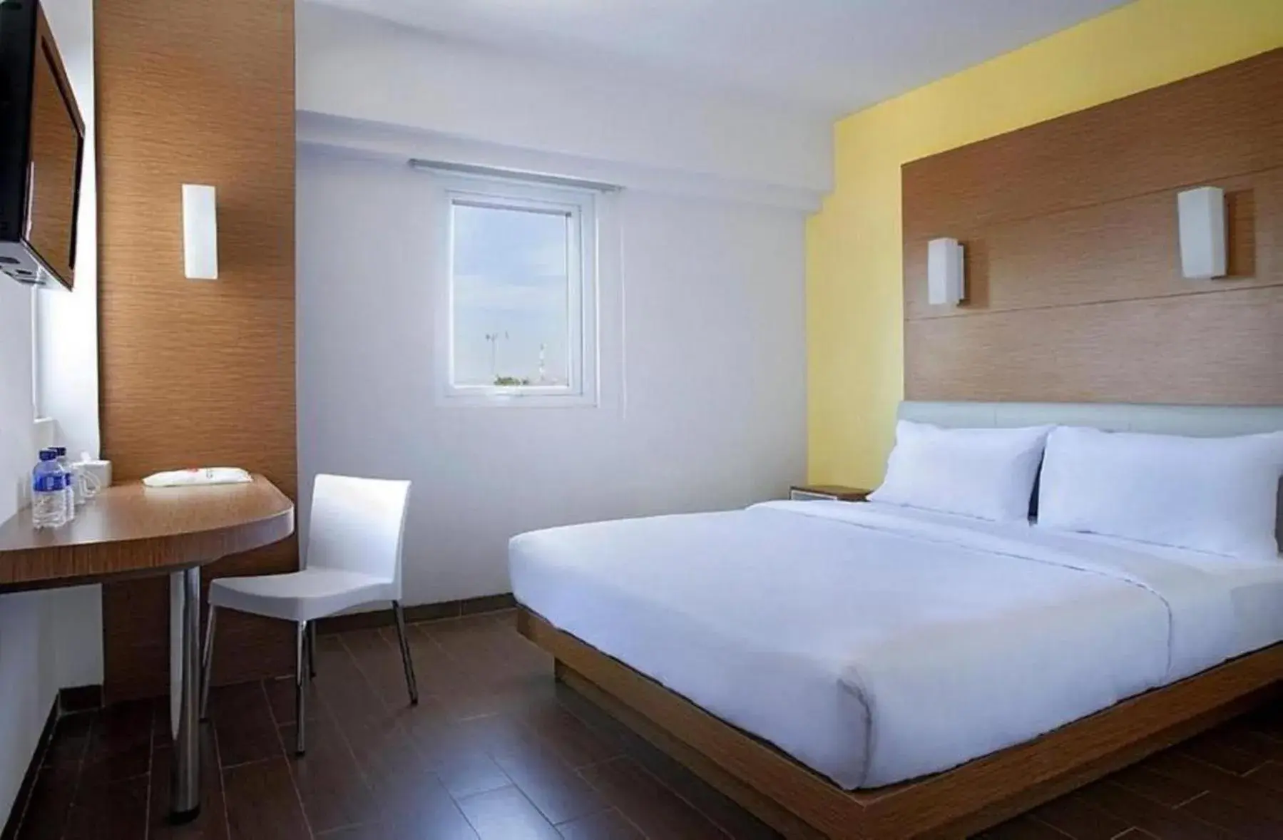 Smart Queen Room in Amaris Hotel Cirebon Smart Queen Room in Amaris Hotel Cirebon